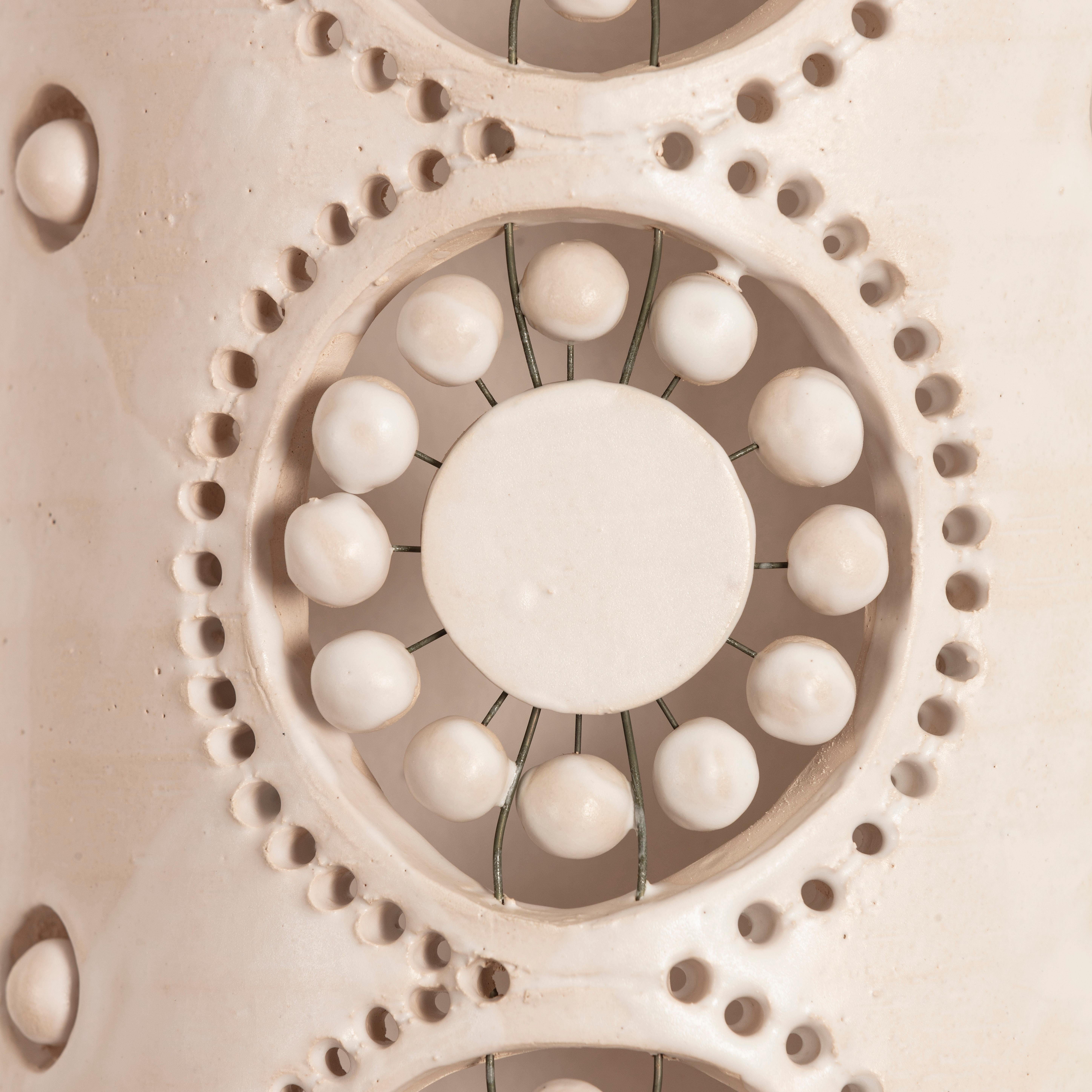 Appliques à 3 fleurs Georges Pelletier en céramique émaillée blanche en vente 13