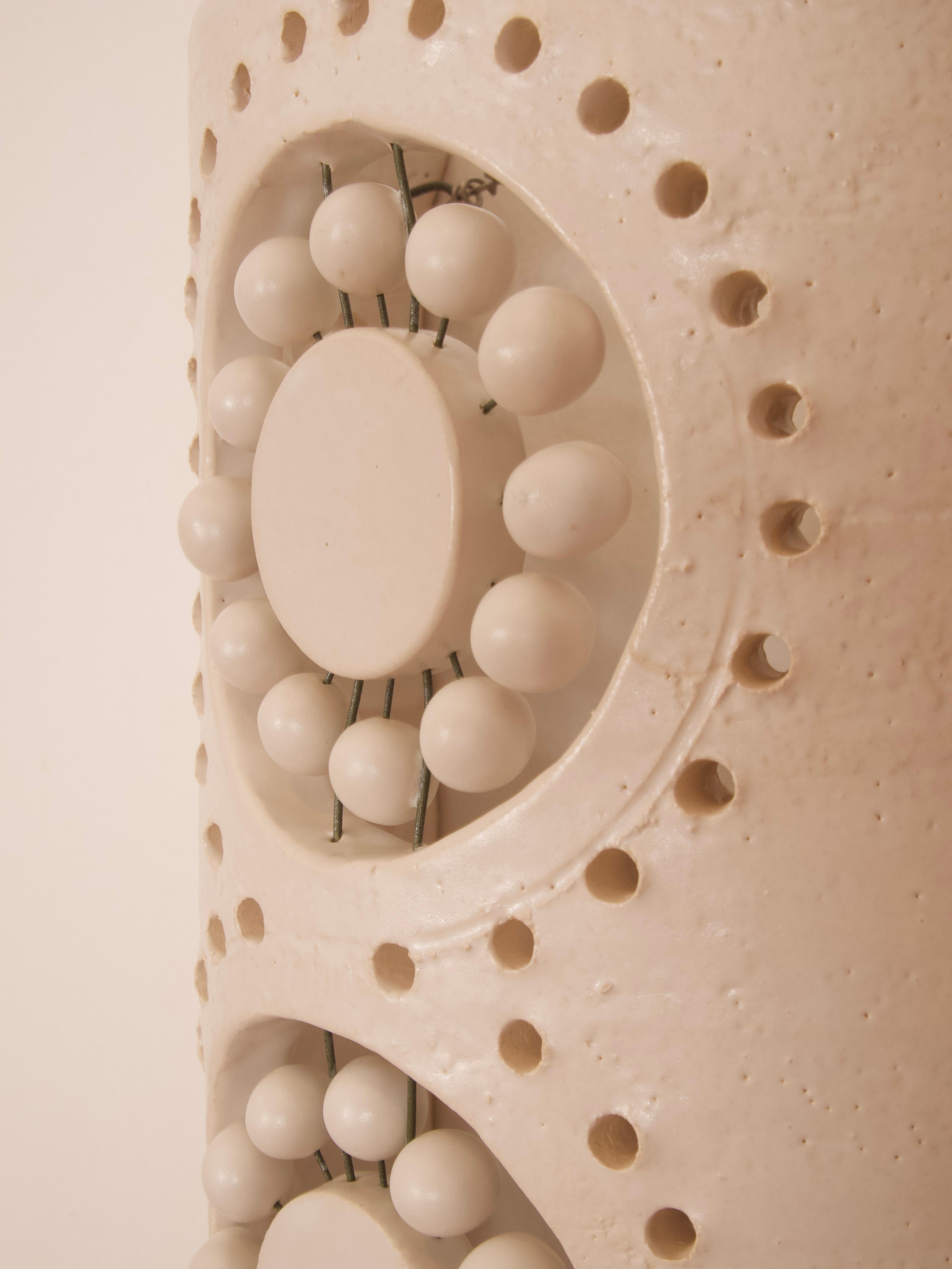 XXIe siècle et contemporain Appliques à 3 fleurs Georges Pelletier en céramique émaillée blanche