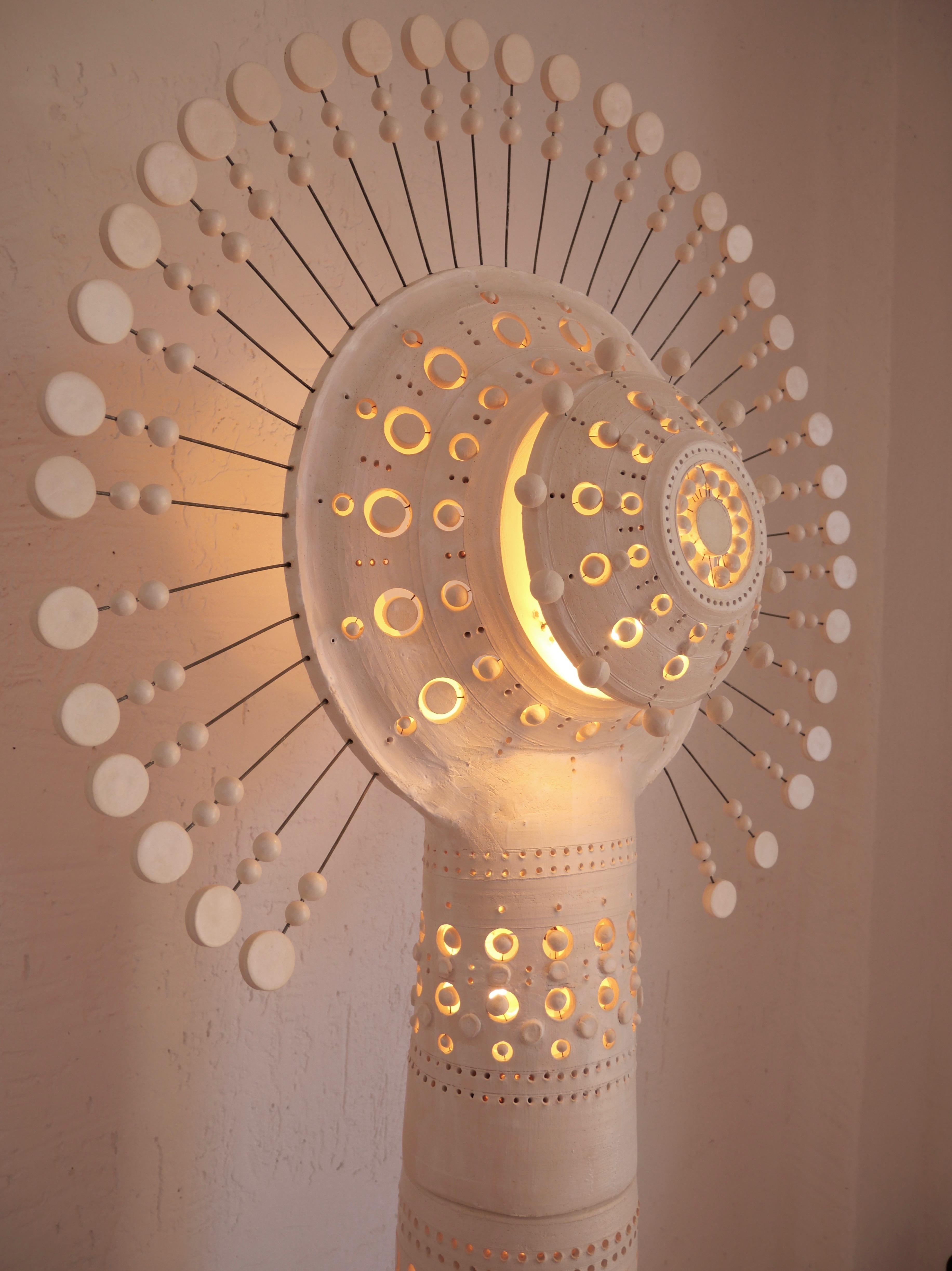 Georges Pelletier Big Sun TOTEM Stehlampe aus weißer Emaille-Keramik (Sonstiges) im Angebot