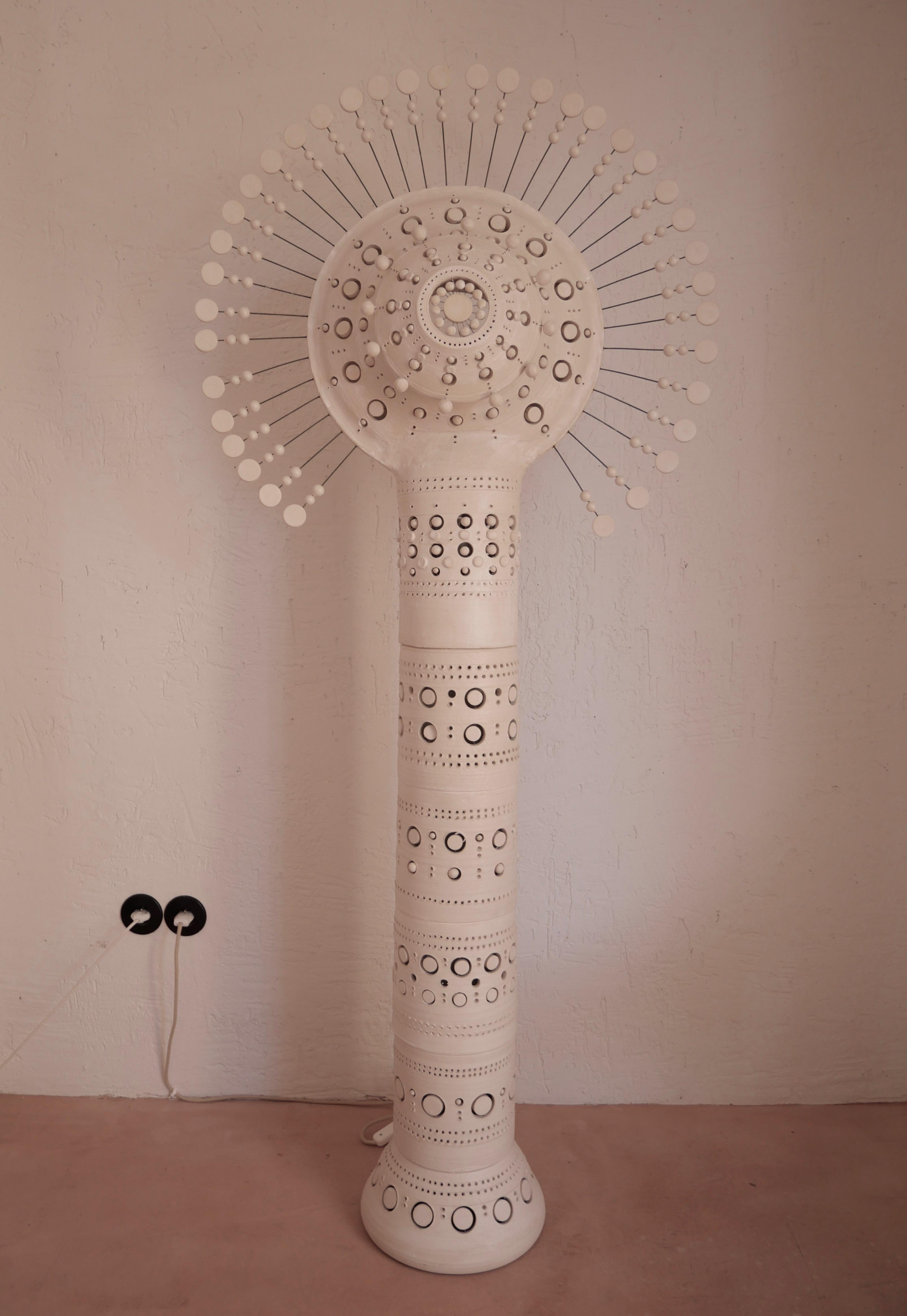 Georges Pelletier Big Sun TOTEM Stehlampe aus weißer Emaille-Keramik (Französisch) im Angebot