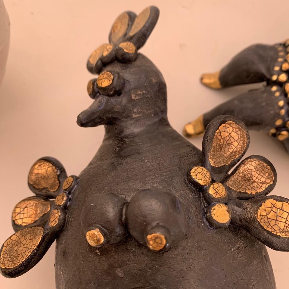 Poule en céramique émaillée noir bleuté et or, signée au dos par l'artiste, livrée avec un 