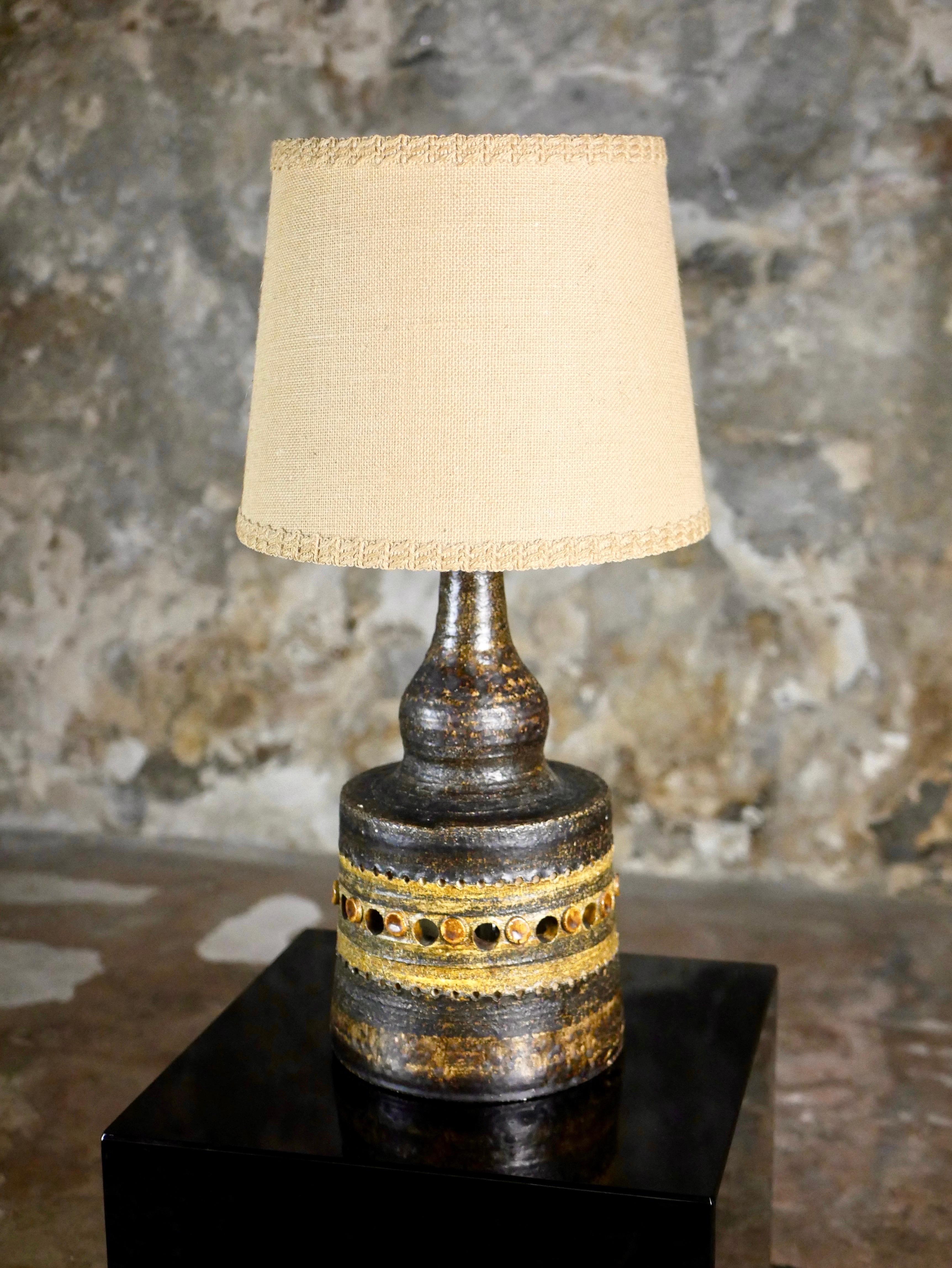 Beautiful and rare ceramic lamp with double lighting made by Georges Pelletier in his beginnings in Paris in the 1960s.

Shades of dark brown and ochre yellow.
One bulb on top and one bulb inside.
Lampshade not included or to be discussed.
Very good