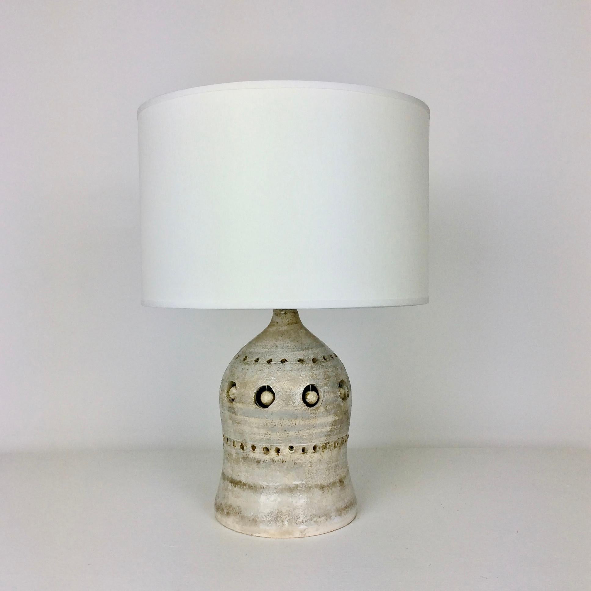 Georges Pelletier table lamp, circa 1970, France.
White or grey incised and hand painted ceramic.
New white fabric shade. Rewired.
One E22 bulb of 40W and one E14 bulb of 15 W inside the ceramic.
Dimensions: 35 cm height, diameter 25 cm.
Good