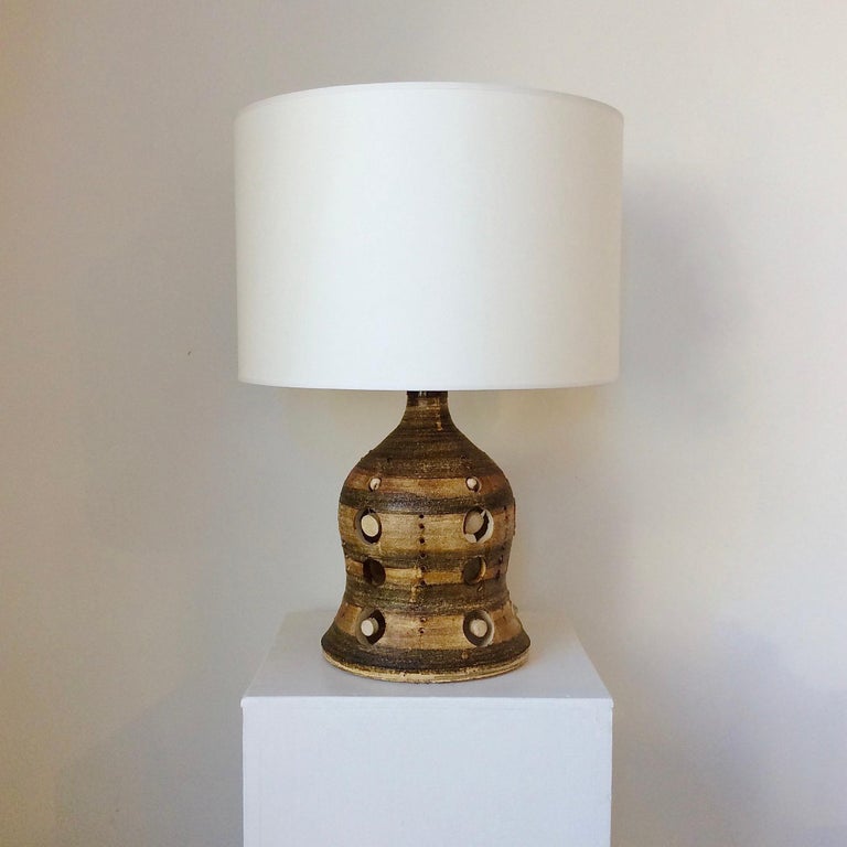 Georges Pelletier table lamp, circa 1970, France.
Brown incised and hand painted ceramic.
New white fabric shade. Rewired.
One E 27 bulb of 60W and one E22 bulb of 15 W inside the ceramic.
Good condition.
All purchases are covered by our Buyer