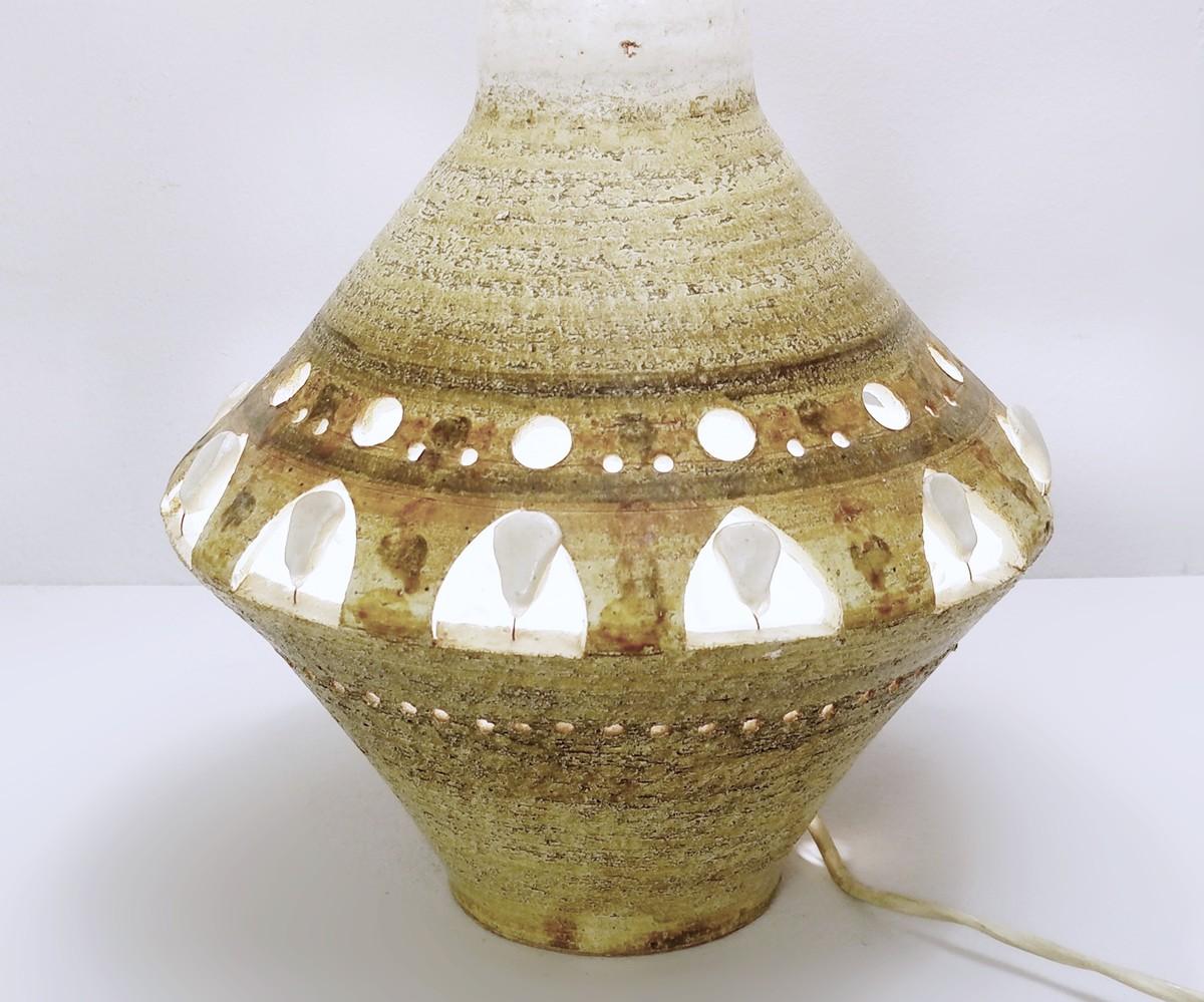 Georges Pelletier ceramic table lamp, circa 1970, France

Measures are written without the shade
Shade is 40 x 40 x 35m.