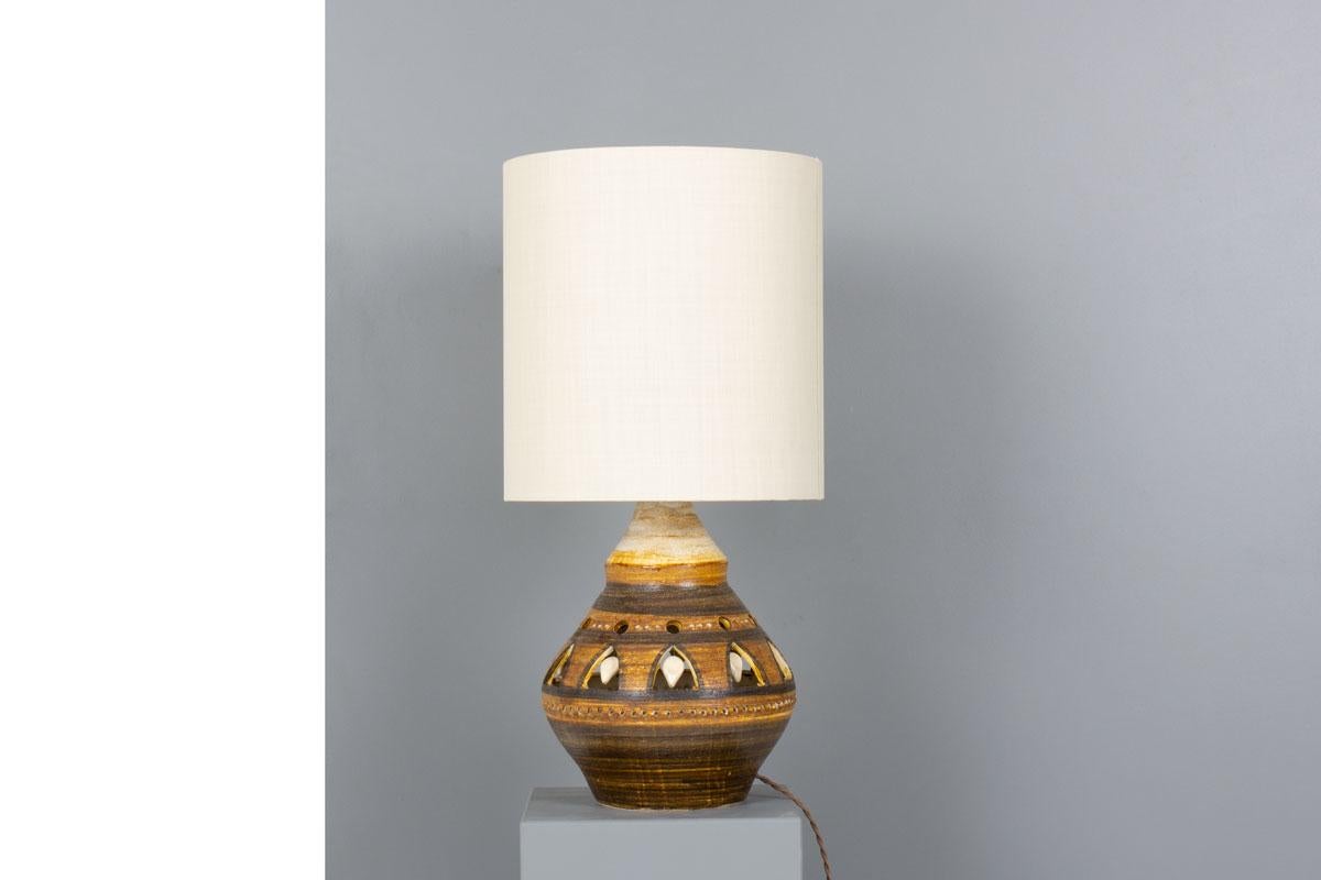 Conçue et fabriquée à la main en France dans les années 1960 par l'artiste d'origine belge Georges Pelletier, cette lampe de table sculpturale reflète l'esprit poétique et lumineux qui définit son œuvre.

La lampe se compose d'une base en céramique