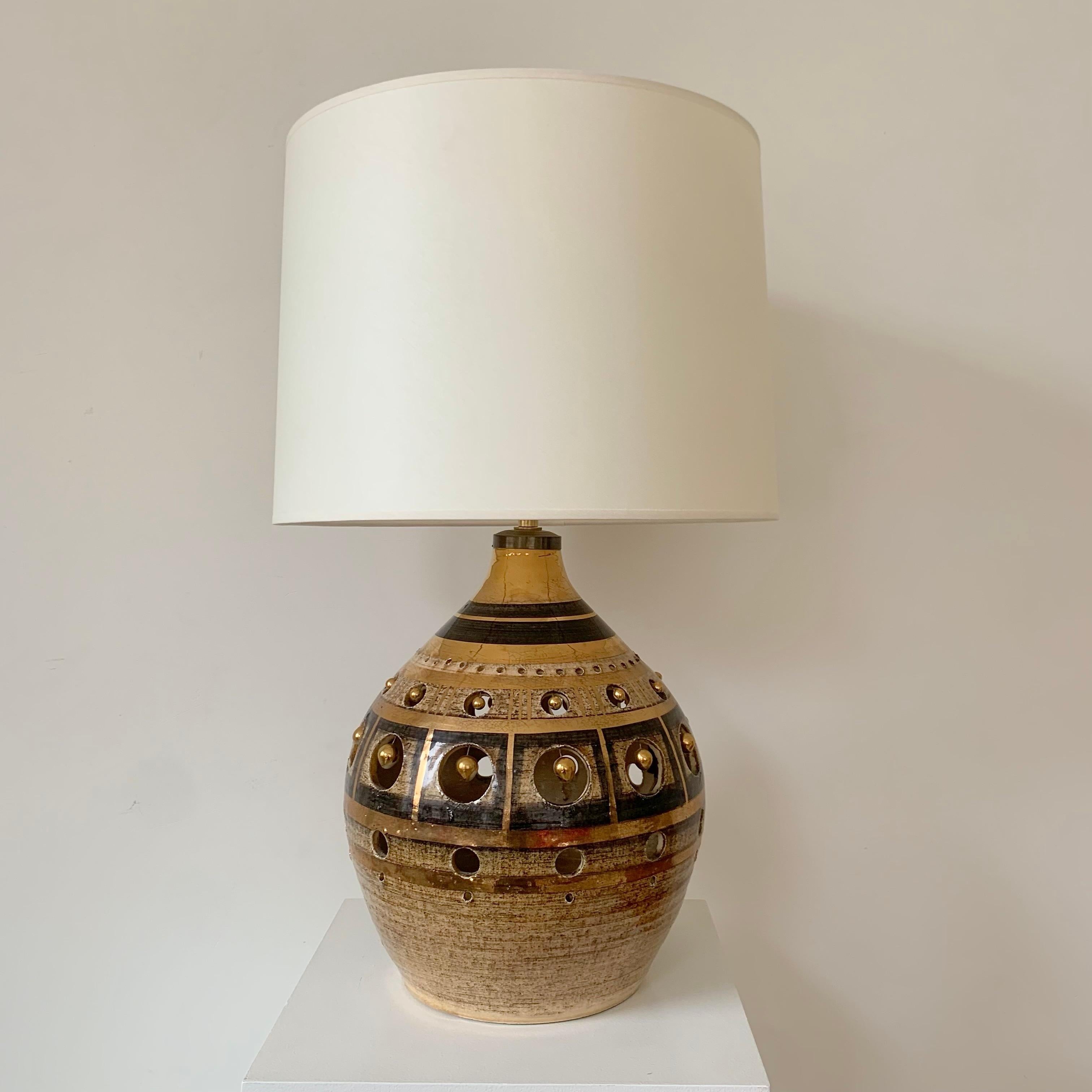Georges Pelletier Gold and Brown Ceramic Table Lamp, circa 1970, France (Moderne der Mitte des Jahrhunderts) im Angebot