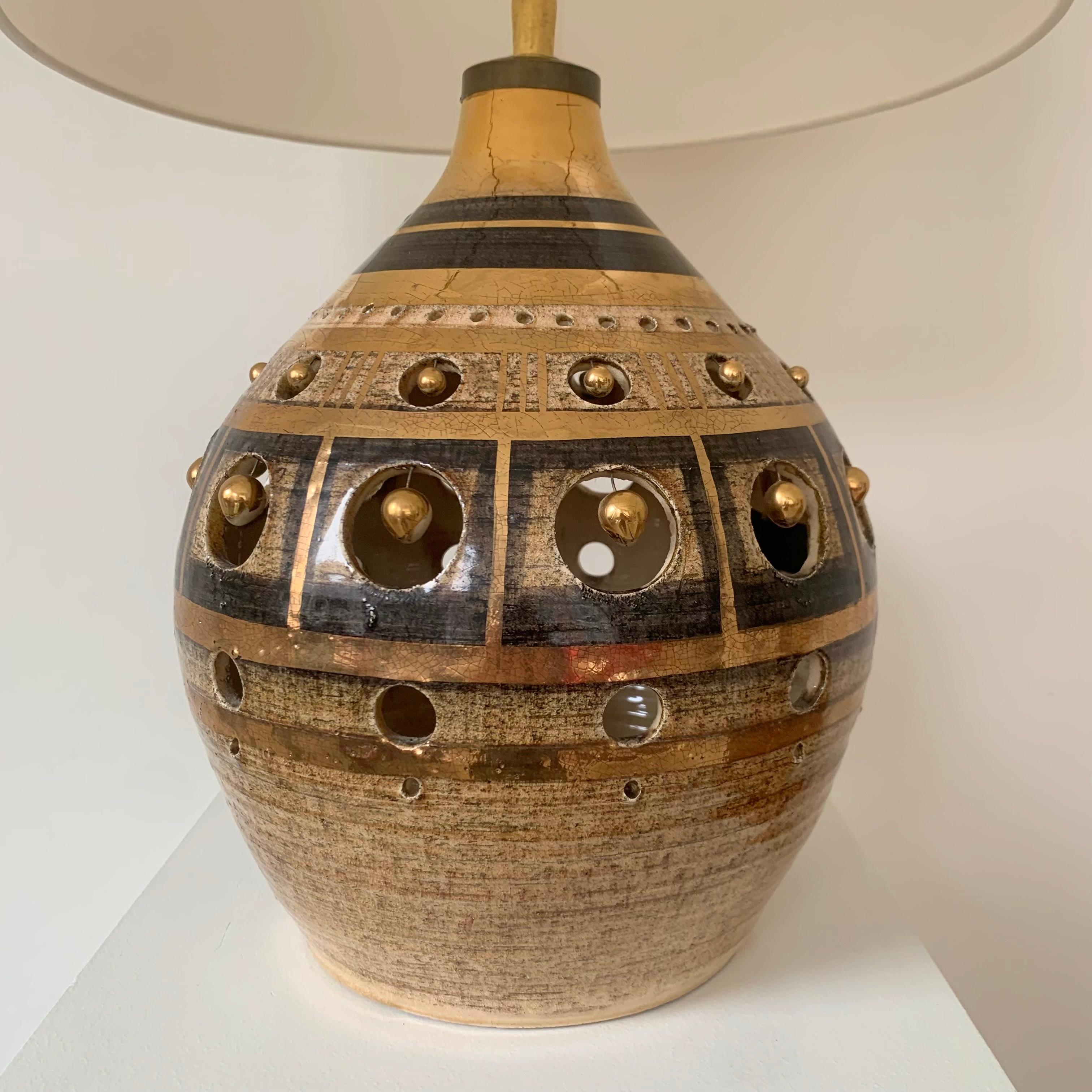 Georges Pelletier Gold and Brown Ceramic Table Lamp, circa 1970, France (Handbemalt) im Angebot