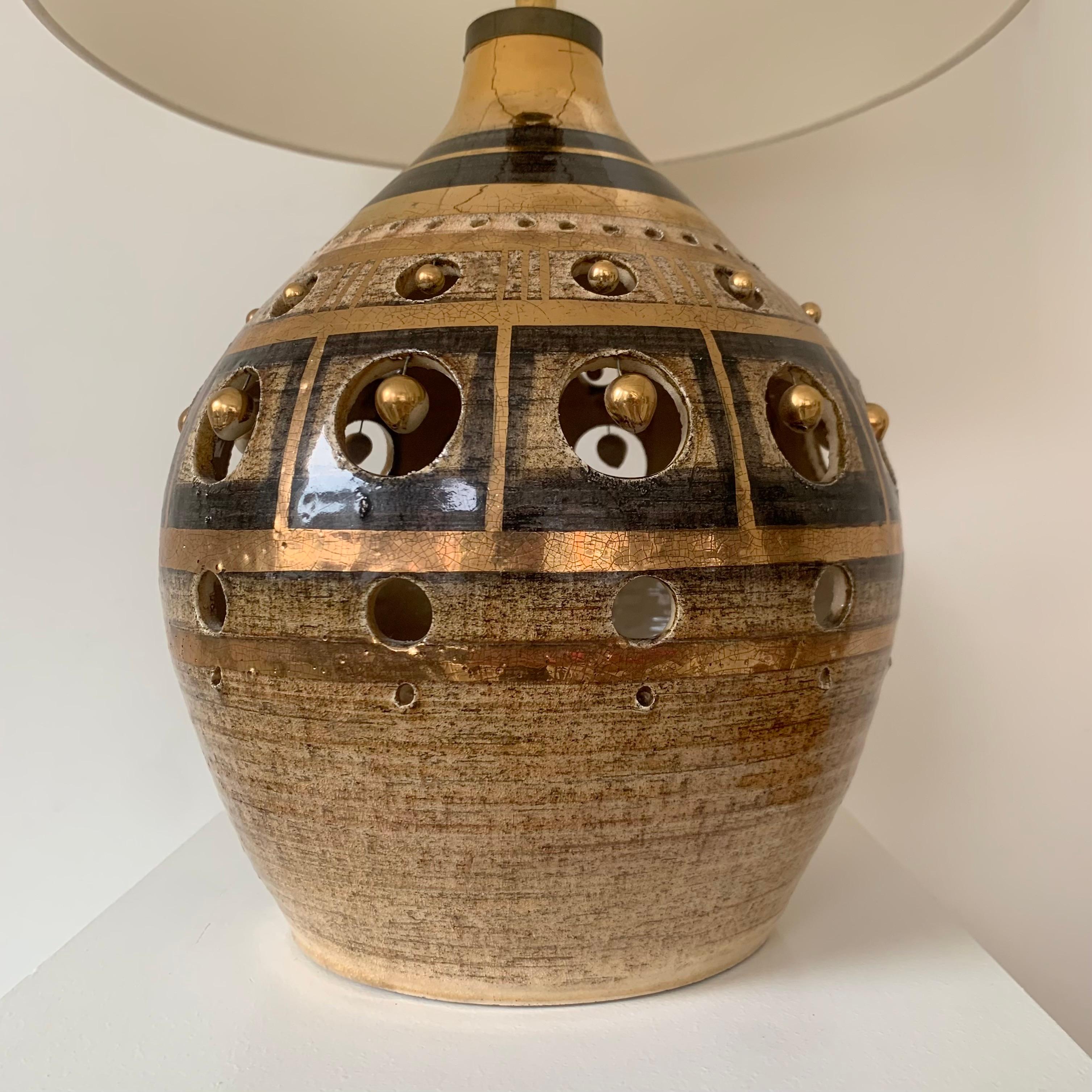 Georges Pelletier Gold and Brown Ceramic Table Lamp, circa 1970, France im Zustand „Gut“ im Angebot in Brussels, BE