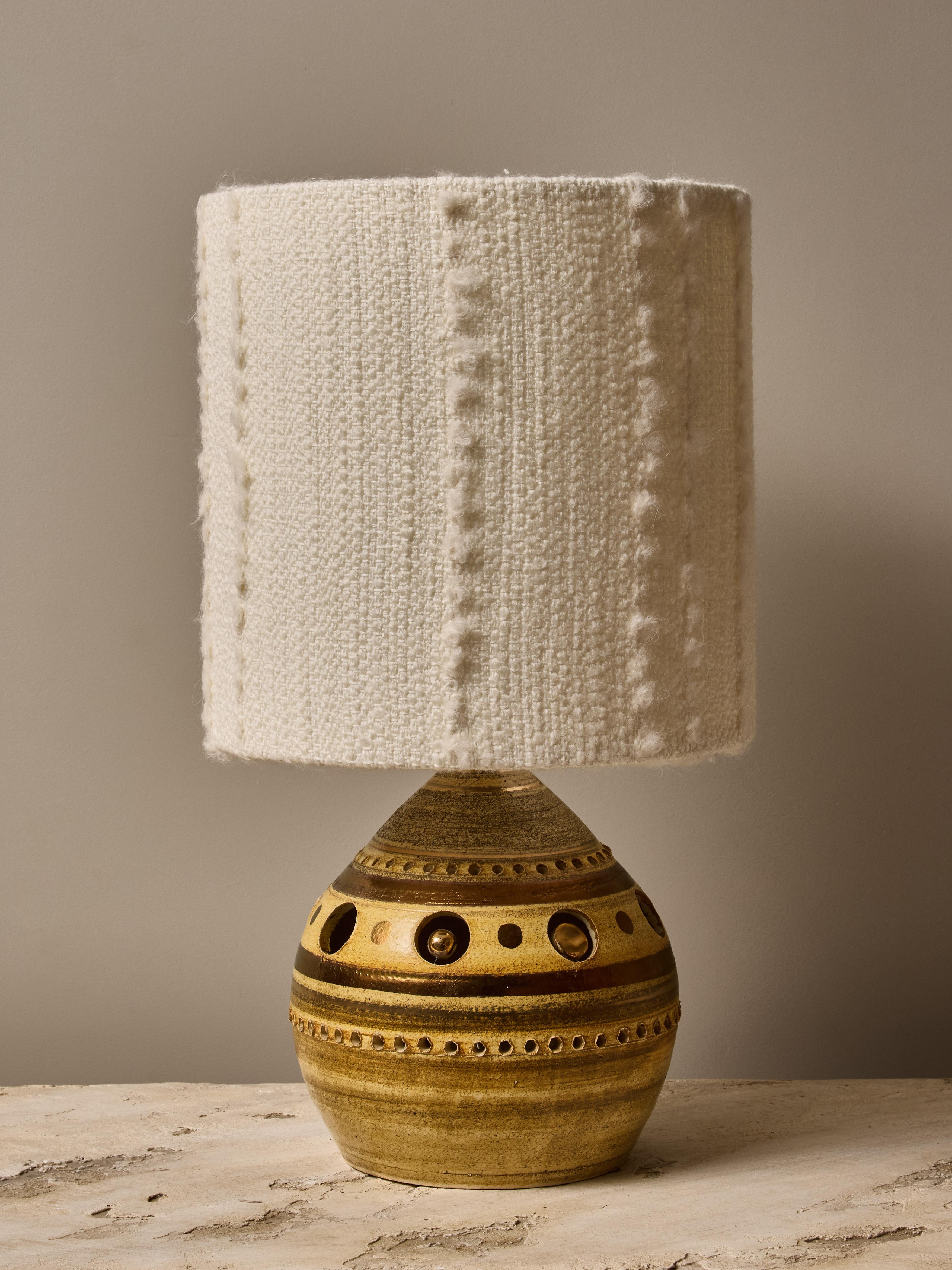 Kleine runde Tischlampe des französischen Künstlers George Pelletier, glasiert in verschiedenen Grün- und Brauntönen mit goldenen Akzenten und mit einem modernen Lampenschirm versehen.

Abmessungen mit den Schirmen: ø25 H45cm

Der 1938 in Brüssel,