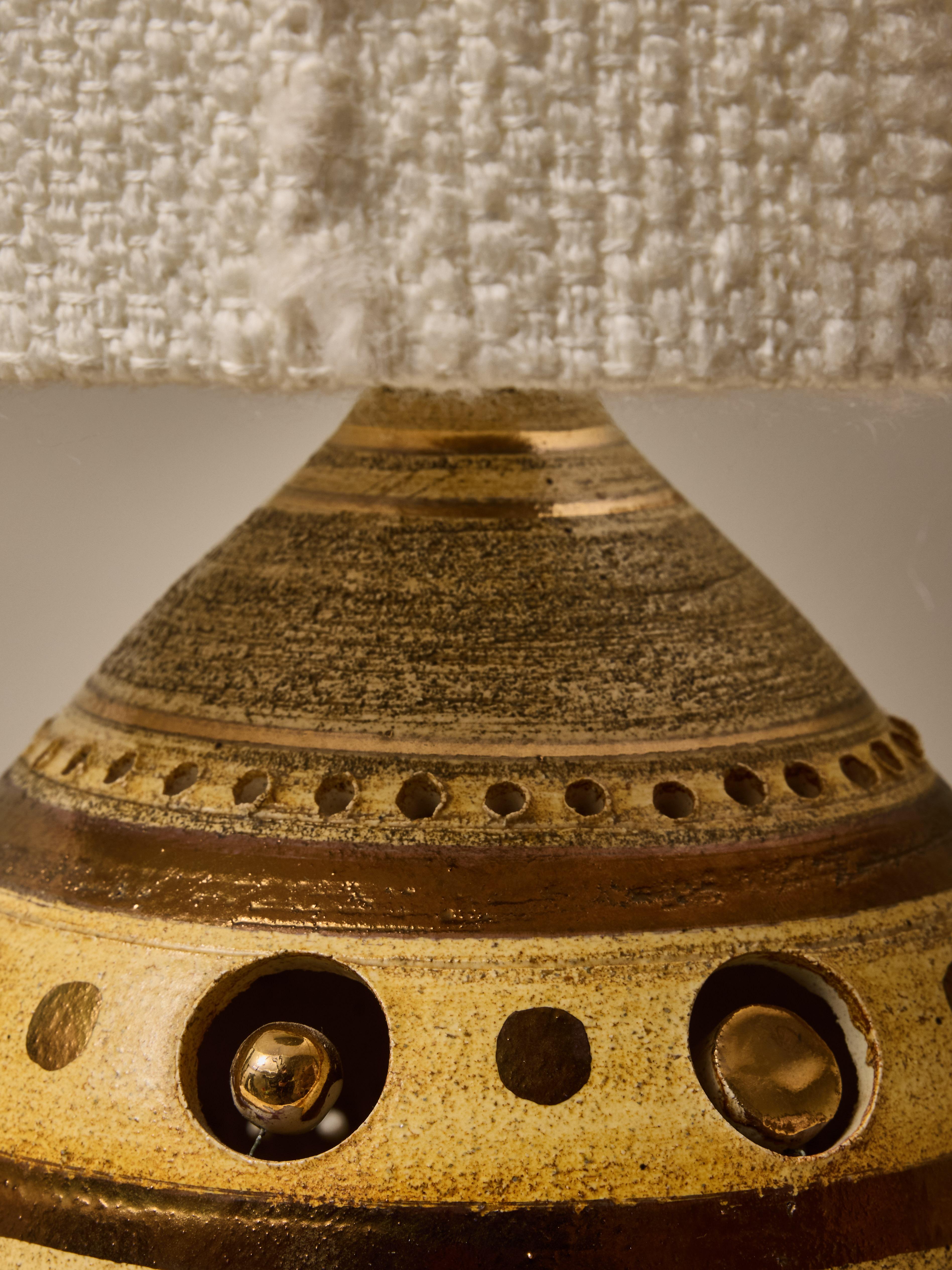 Georges Pelletier Runde Tischlampe aus Keramik, grün, braun und gold glasiert (Mitte des 20. Jahrhunderts) im Angebot