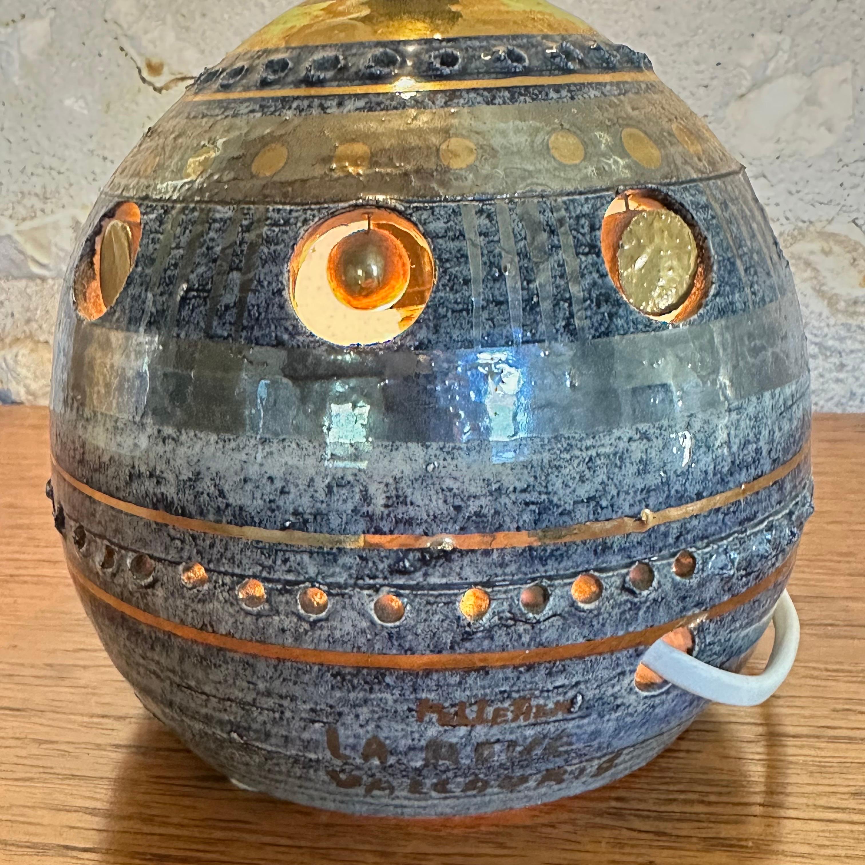 Lampe in céramique émaillée par Georges Pelletier Couleurs or et bleu Fabriqué dans les années 90
Georges Pelletier è stato un famoso céramiste del periodo del secolo scorso.
Ha iniziato alla fine degli anni 50
Comincia a Parigi, lavora con M.