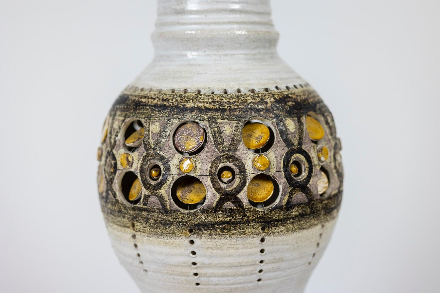 Georges Pelletier, attributed to.

Ceramic lamp, cream-white and brown tones, adorned with perforations and circles in yellow tones.

French work realized in the 1970s.
