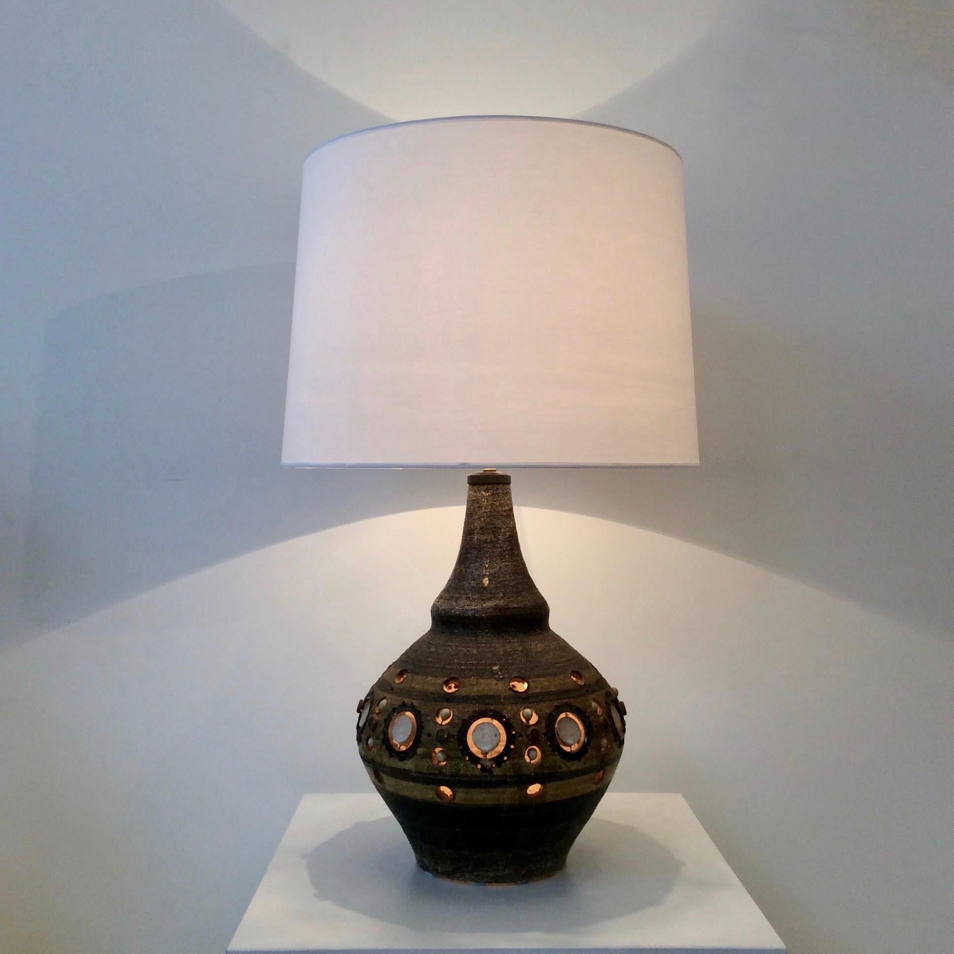 Nice Georges Pelletier large table lamp, circa 1970, France.
Brown incised and hand painted ceramic.
New white fabric shade.
Rewired.
One E 27 bulb of 60W and one E14 bulb of 15 W inside the ceramic.
Dimensions: 75 cm height, diameter 45