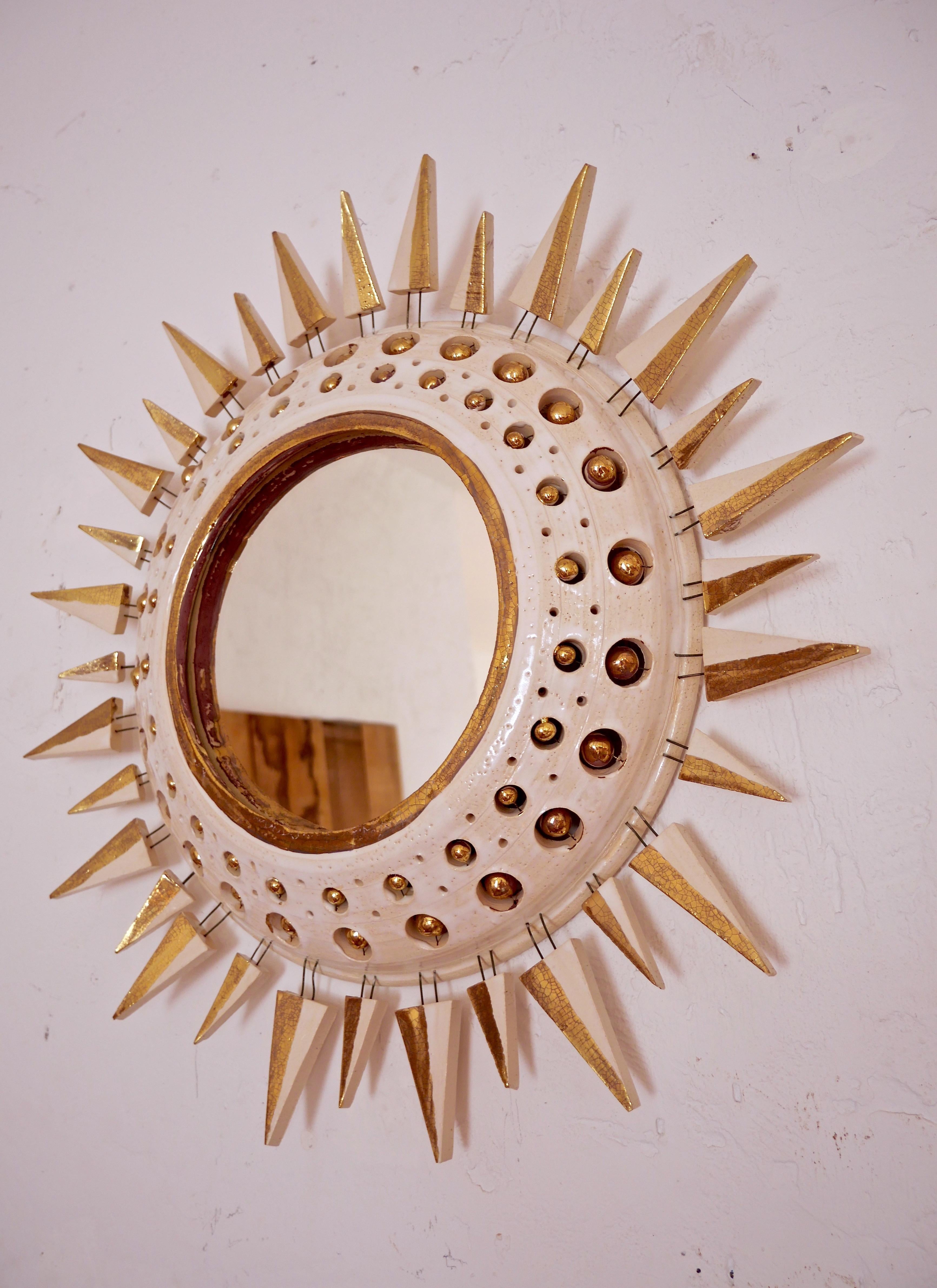 Georges Pelletier Spiegel aus emaillierter Keramik in Weiß und Gold (Sonstiges) im Angebot