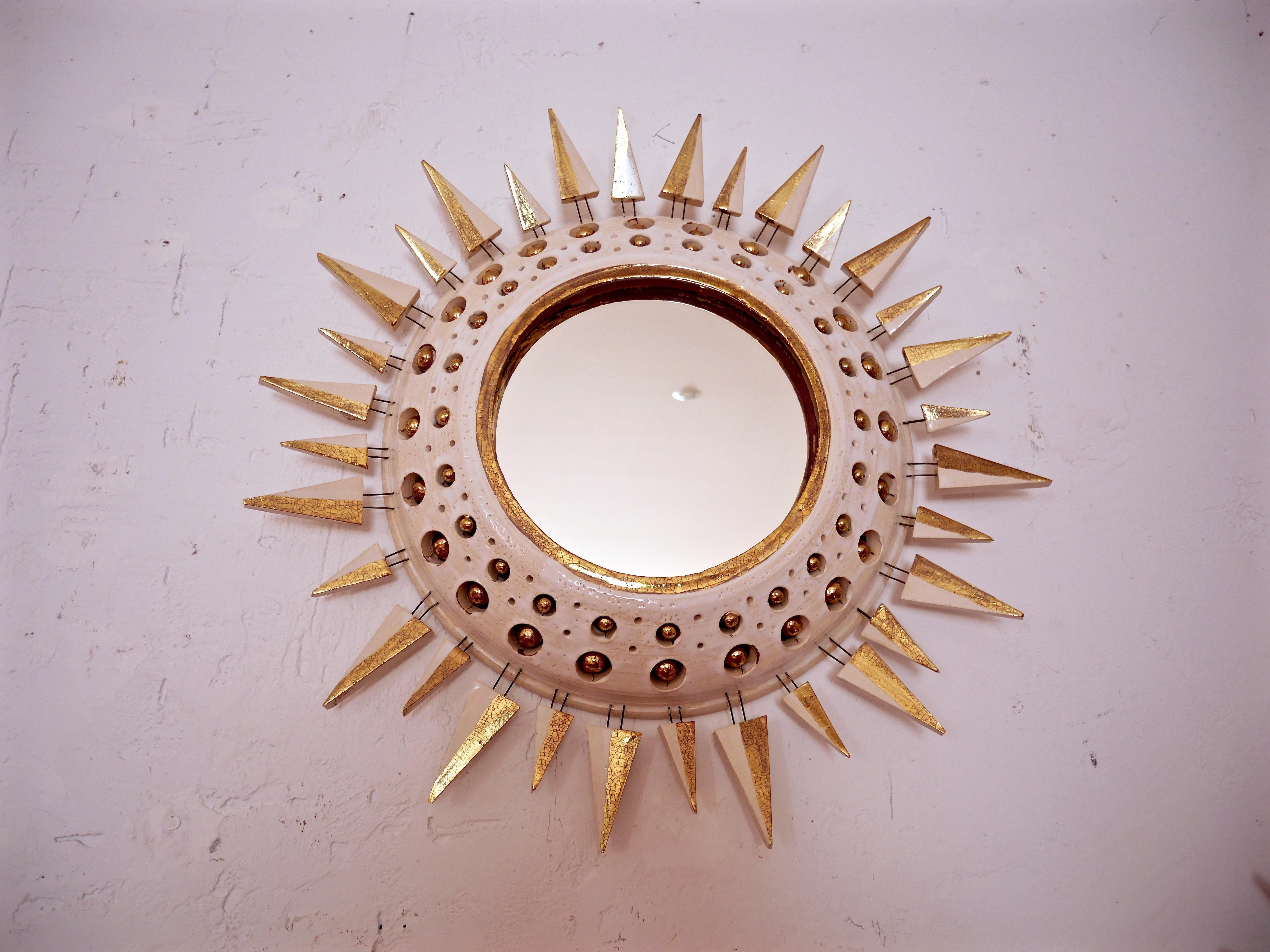 Français Miroir Georges Pelletier en céramique émaillée blanche et or en vente