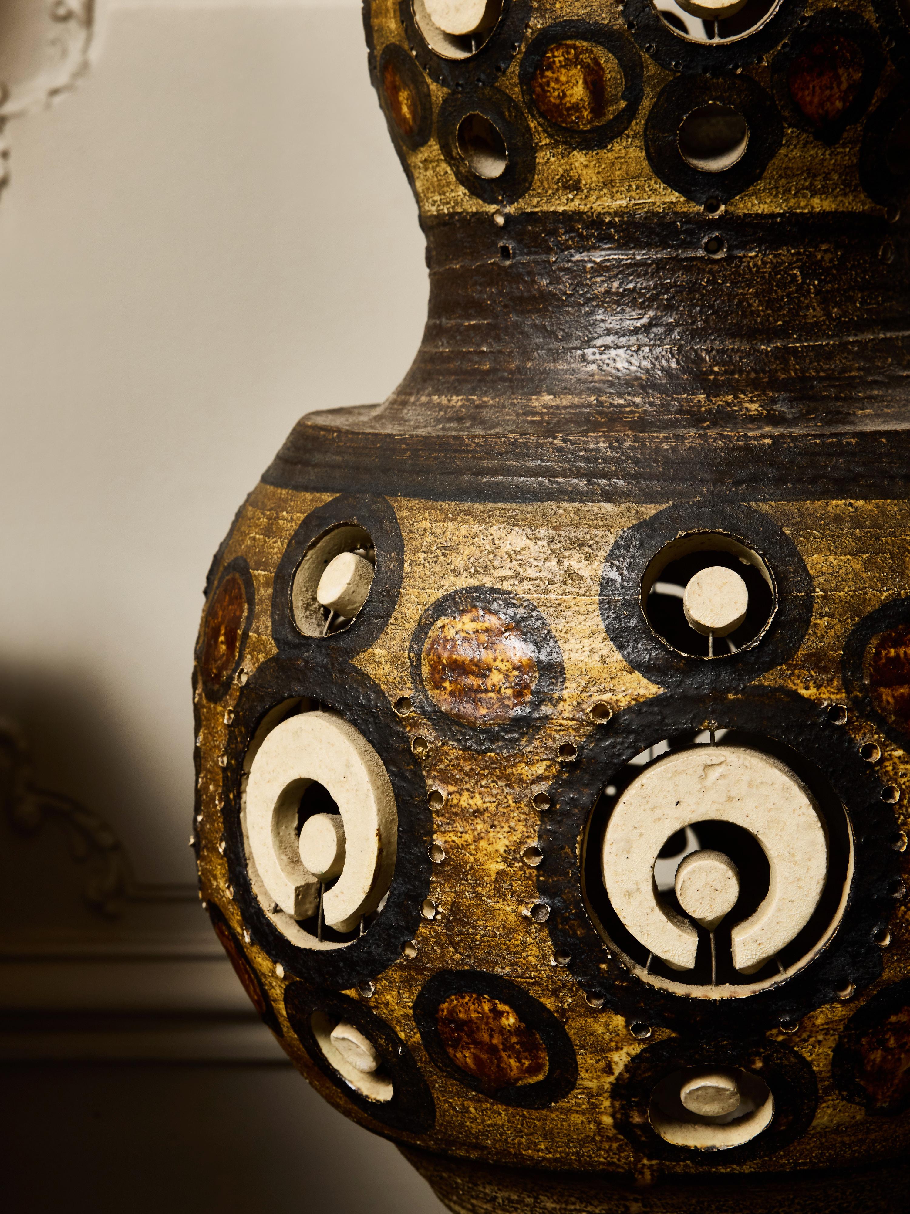 Georges Pelletier Lampada da tavolo monumentale in ceramica con motivi di sole trafitto in vendita 3