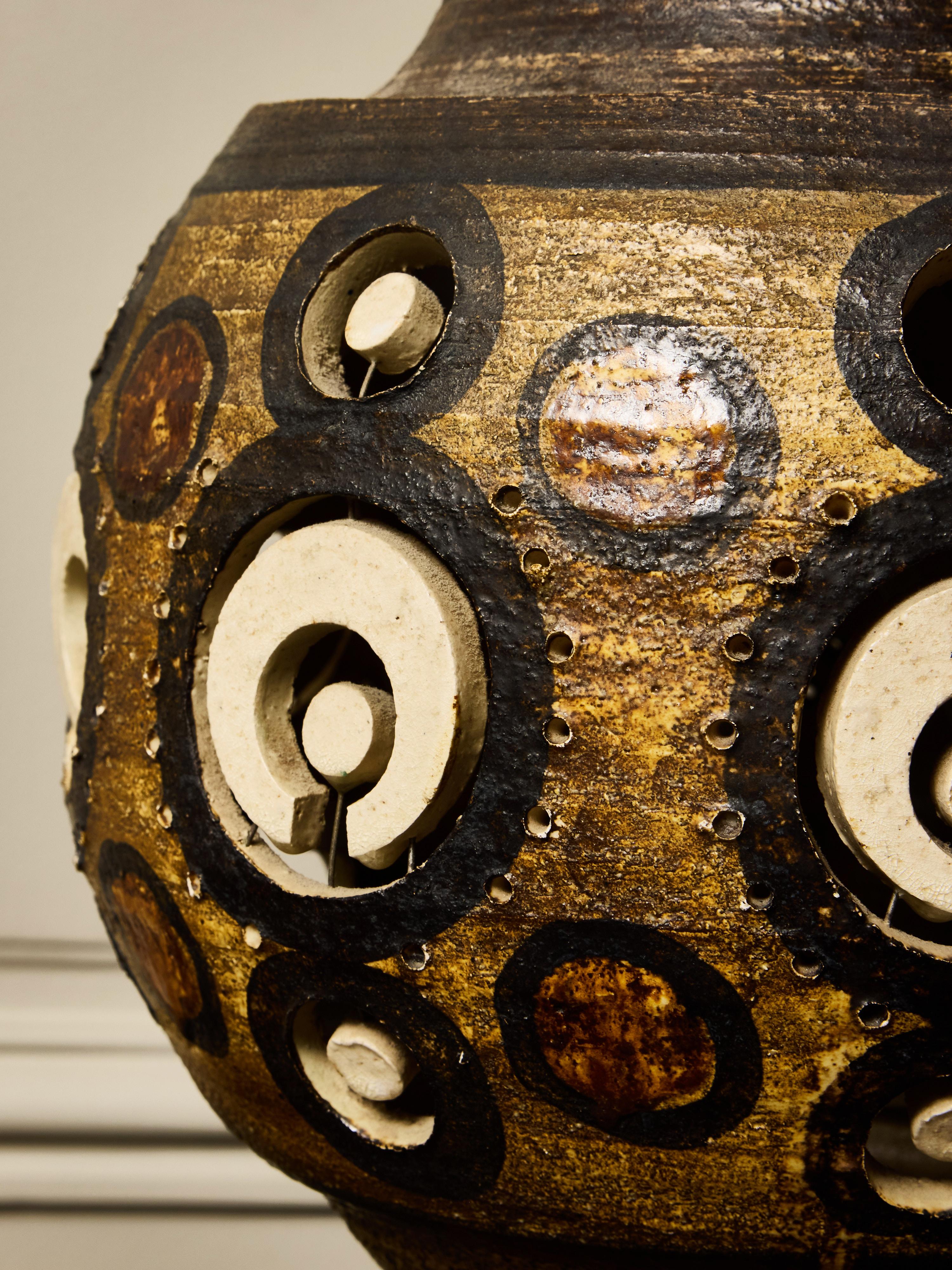 Georges Pelletier Lampada da tavolo monumentale in ceramica con motivi di sole trafitto in vendita 6