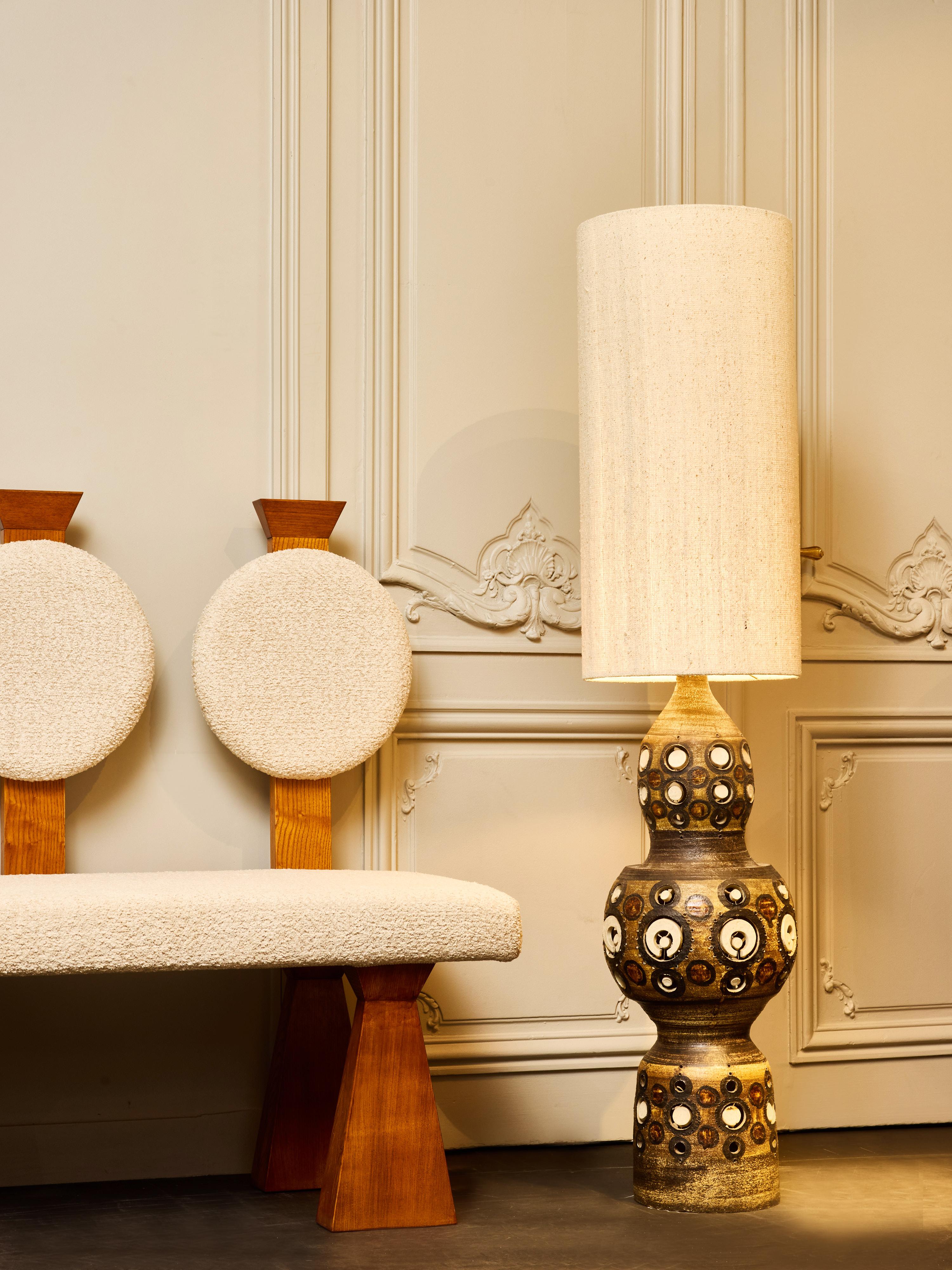 Mid-Century moderno Georges Pelletier Lampada da tavolo monumentale in ceramica con motivi di sole trafitto in vendita