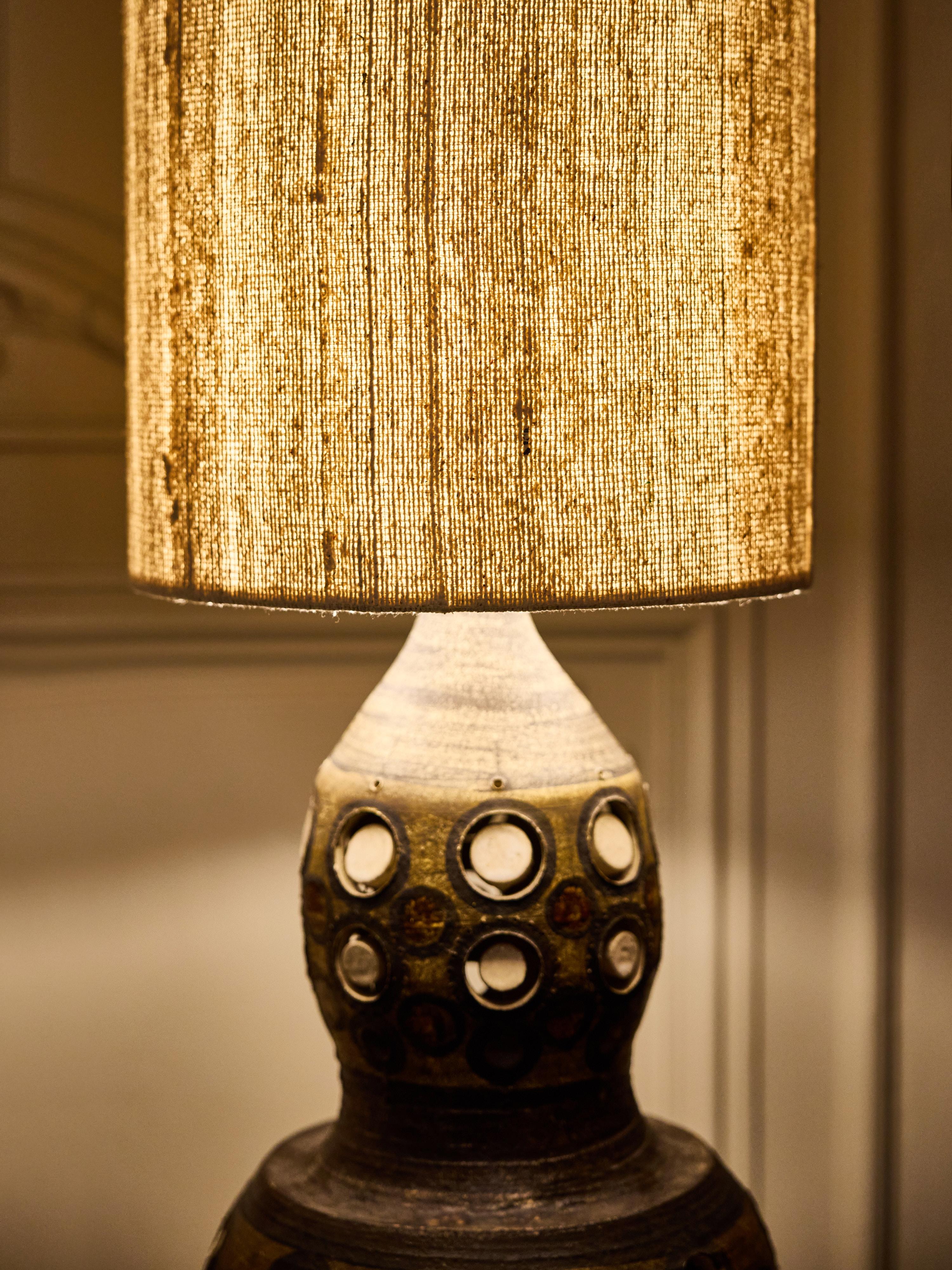 Metà XX secolo Georges Pelletier Lampada da tavolo monumentale in ceramica con motivi di sole trafitto in vendita