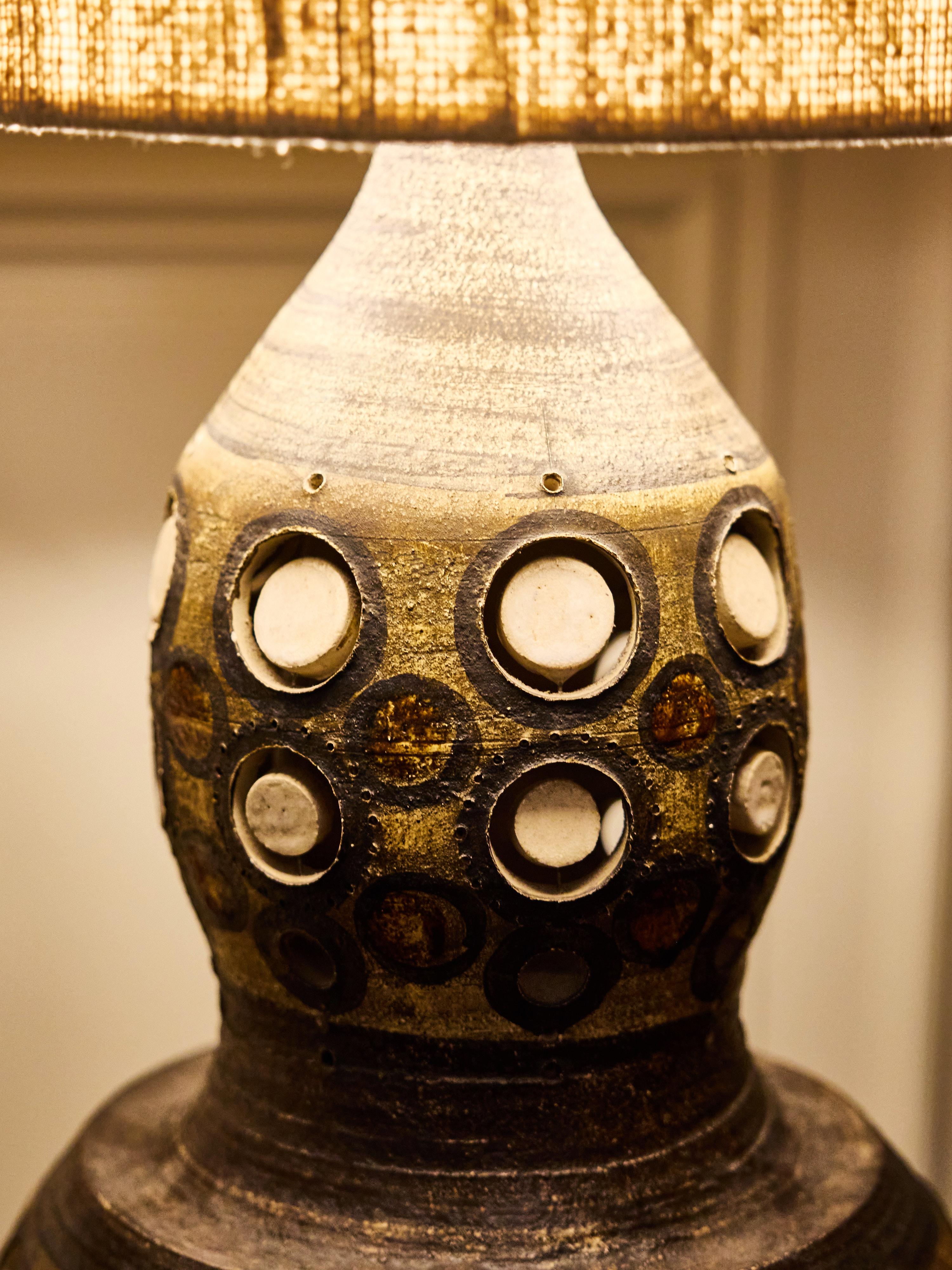 Ceramica Georges Pelletier Lampada da tavolo monumentale in ceramica con motivi di sole trafitto in vendita