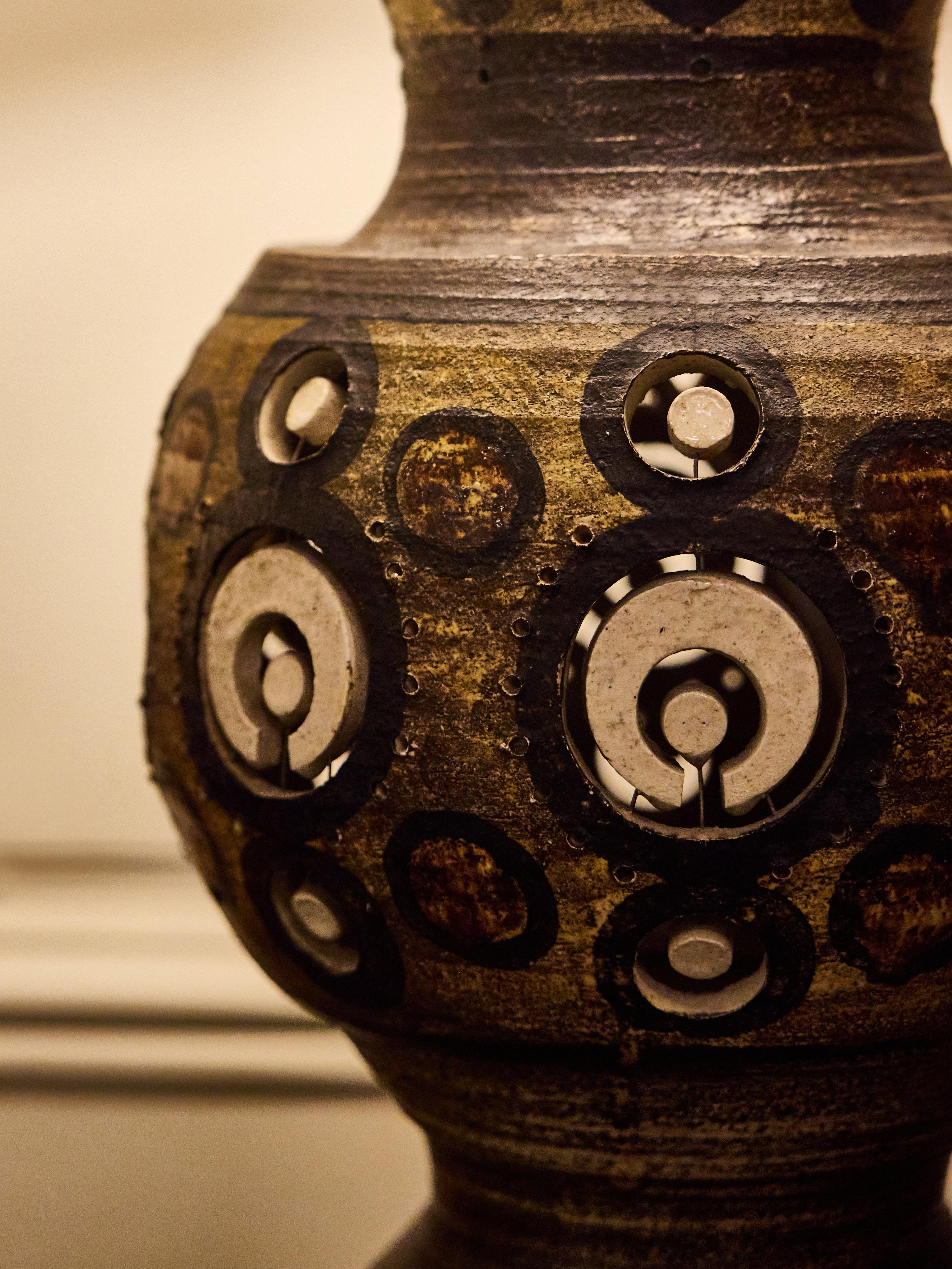 Georges Pelletier Lampada da tavolo monumentale in ceramica con motivi di sole trafitto in vendita 1