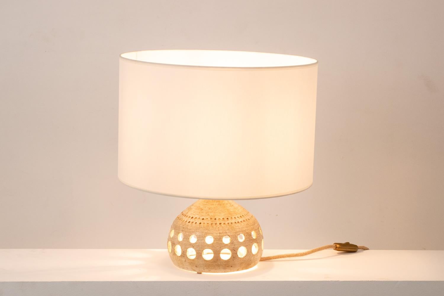 Georges Pelletier

Openwork and glazed terracotta table lamp.

French craftsmanship from the 1960s-70s.

Dimensions: H 51.5 x W 30 x D 30

Reference: LS6289239