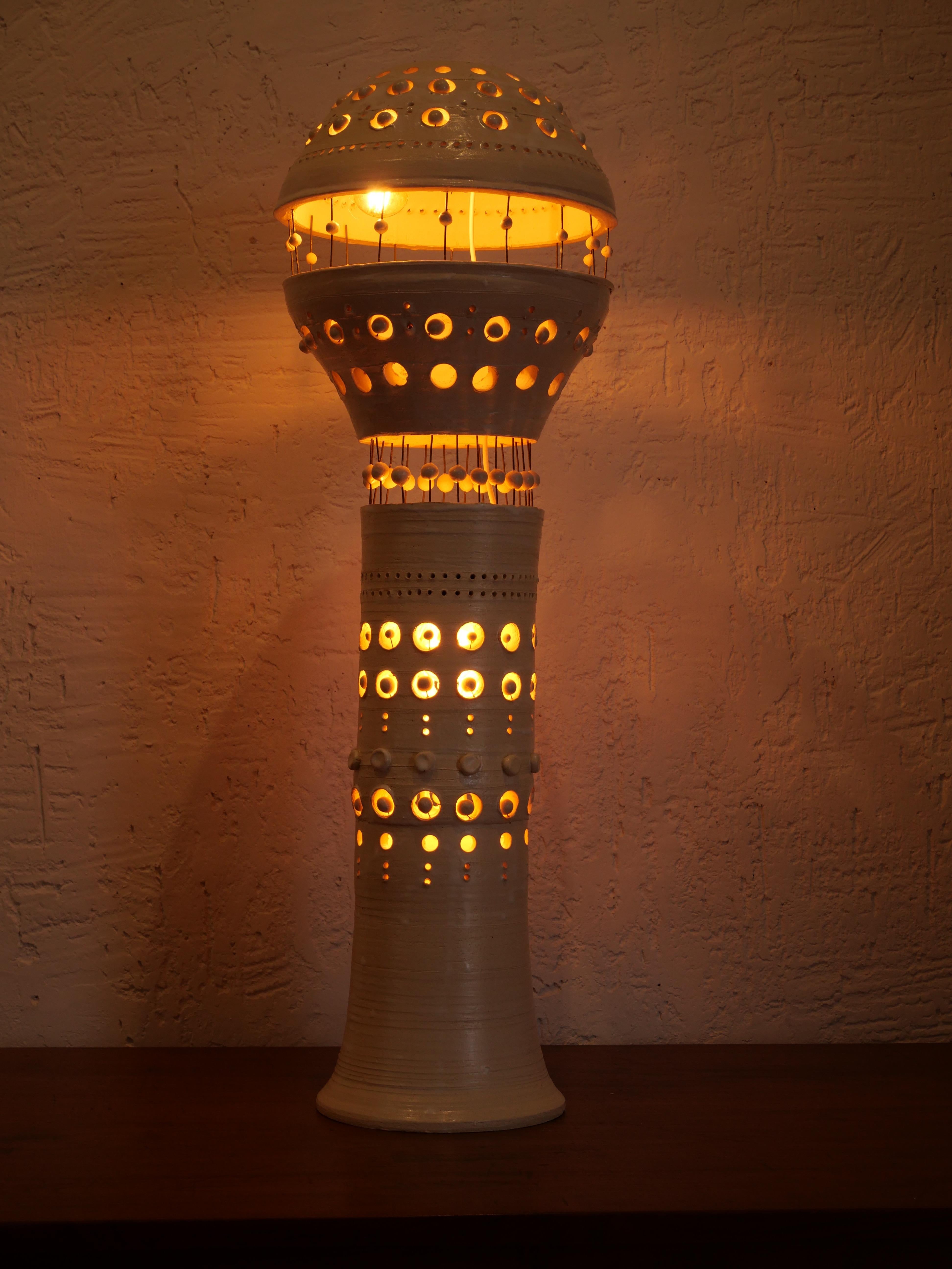 Georges Pelletier „R2D2“ Tischlampe aus weiß emaillierter Keramik (Sonstiges) im Angebot
