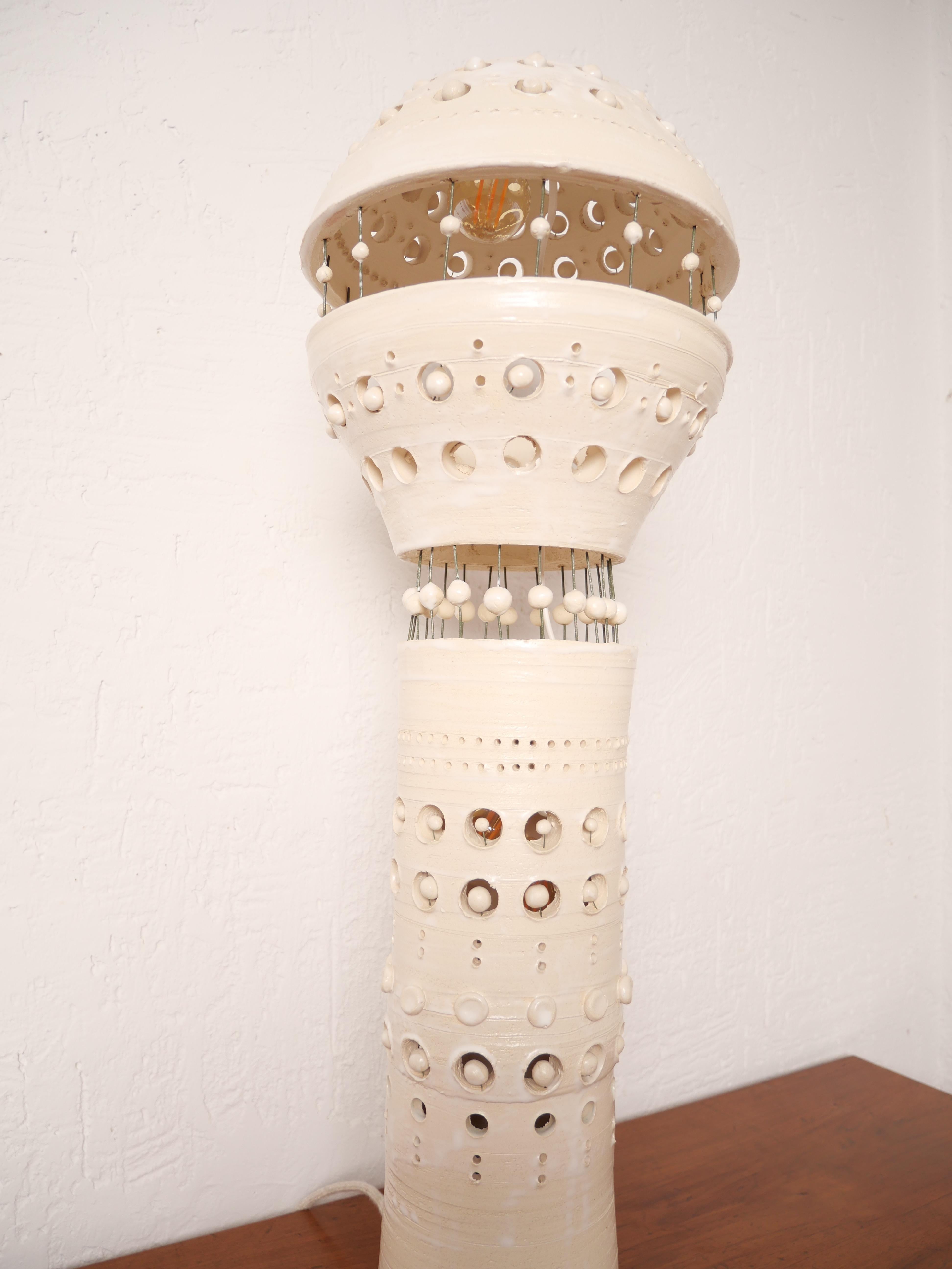 Georges Pelletier „R2D2“ Tischlampe aus weiß emaillierter Keramik (Europäisch) im Angebot