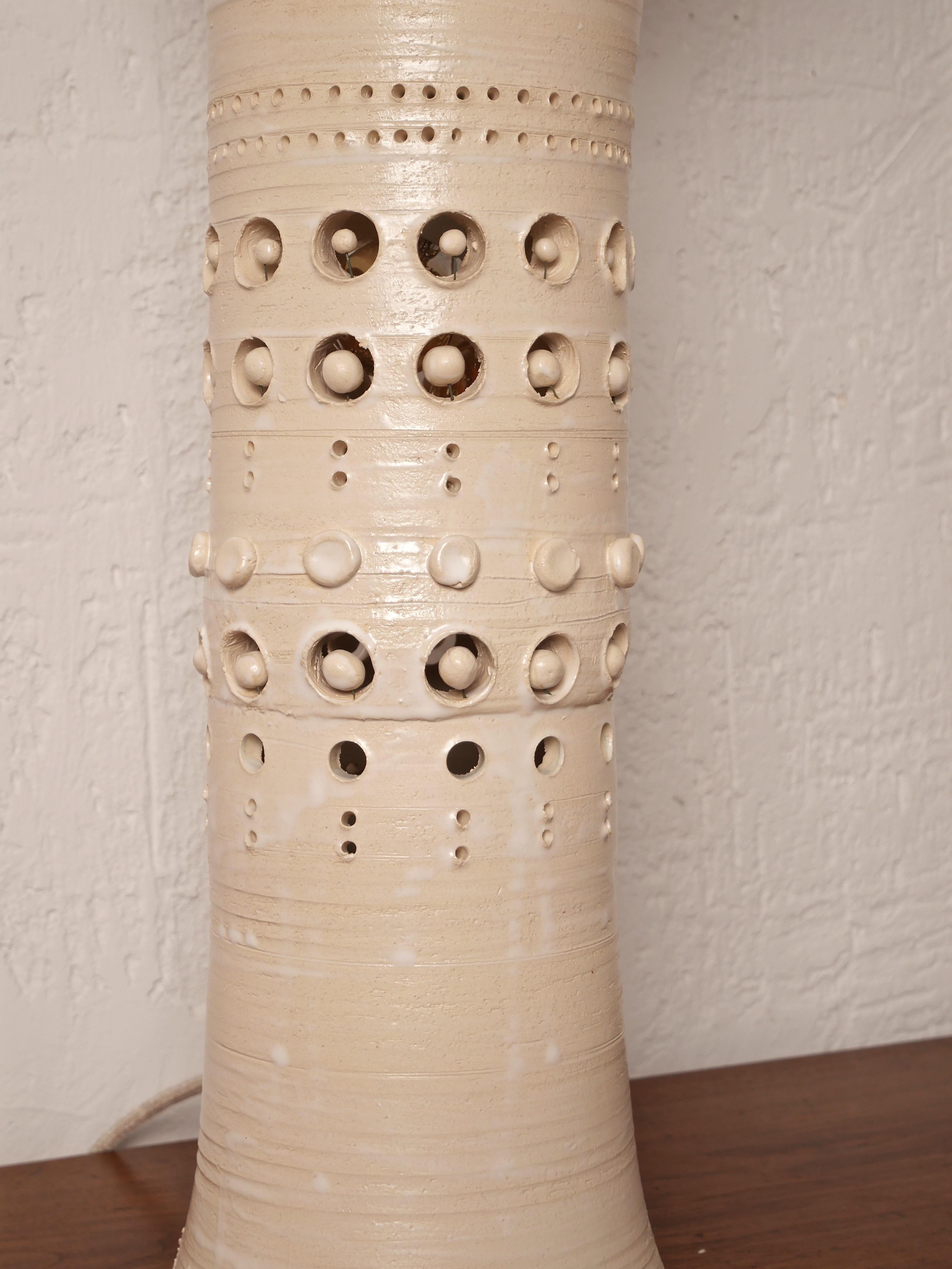 Georges Pelletier „R2D2“ Tischlampe aus weiß emaillierter Keramik (21. Jahrhundert und zeitgenössisch) im Angebot