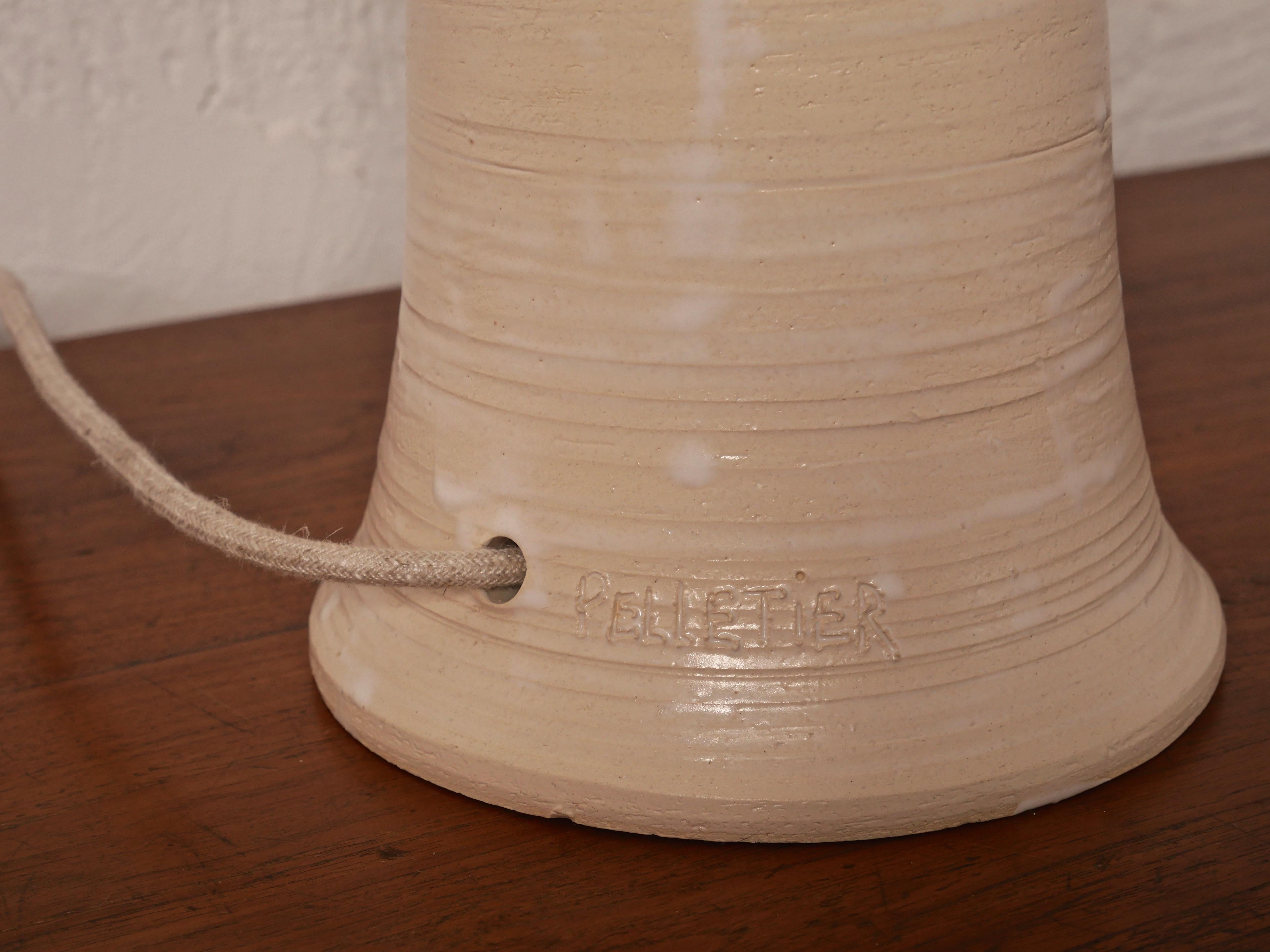 Georges Pelletier „R2D2“ Tischlampe aus weiß emaillierter Keramik im Angebot 1