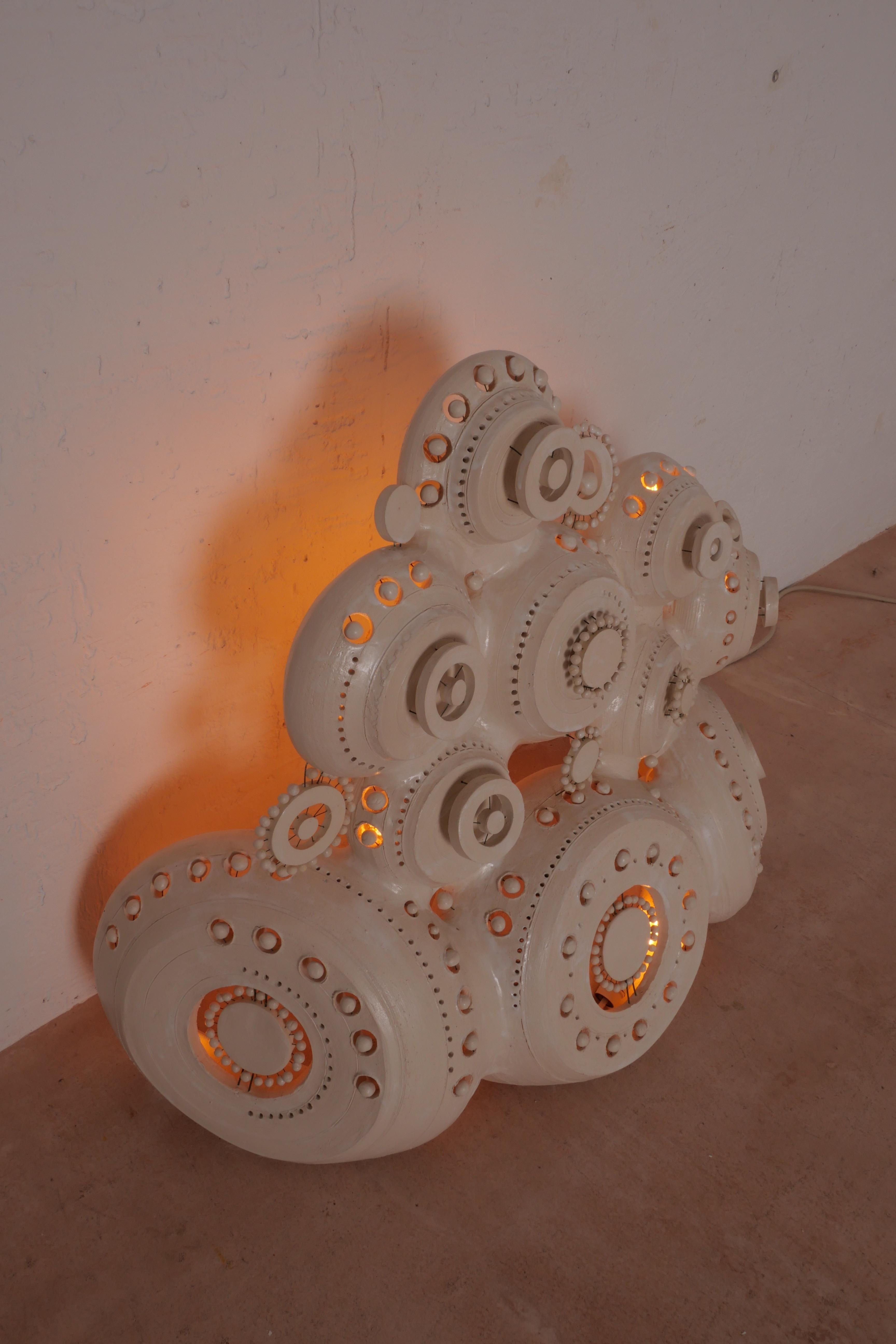 Skulpturenlampe von Georges Pelletier aus weiß emaillierter Keramik im Angebot 5
