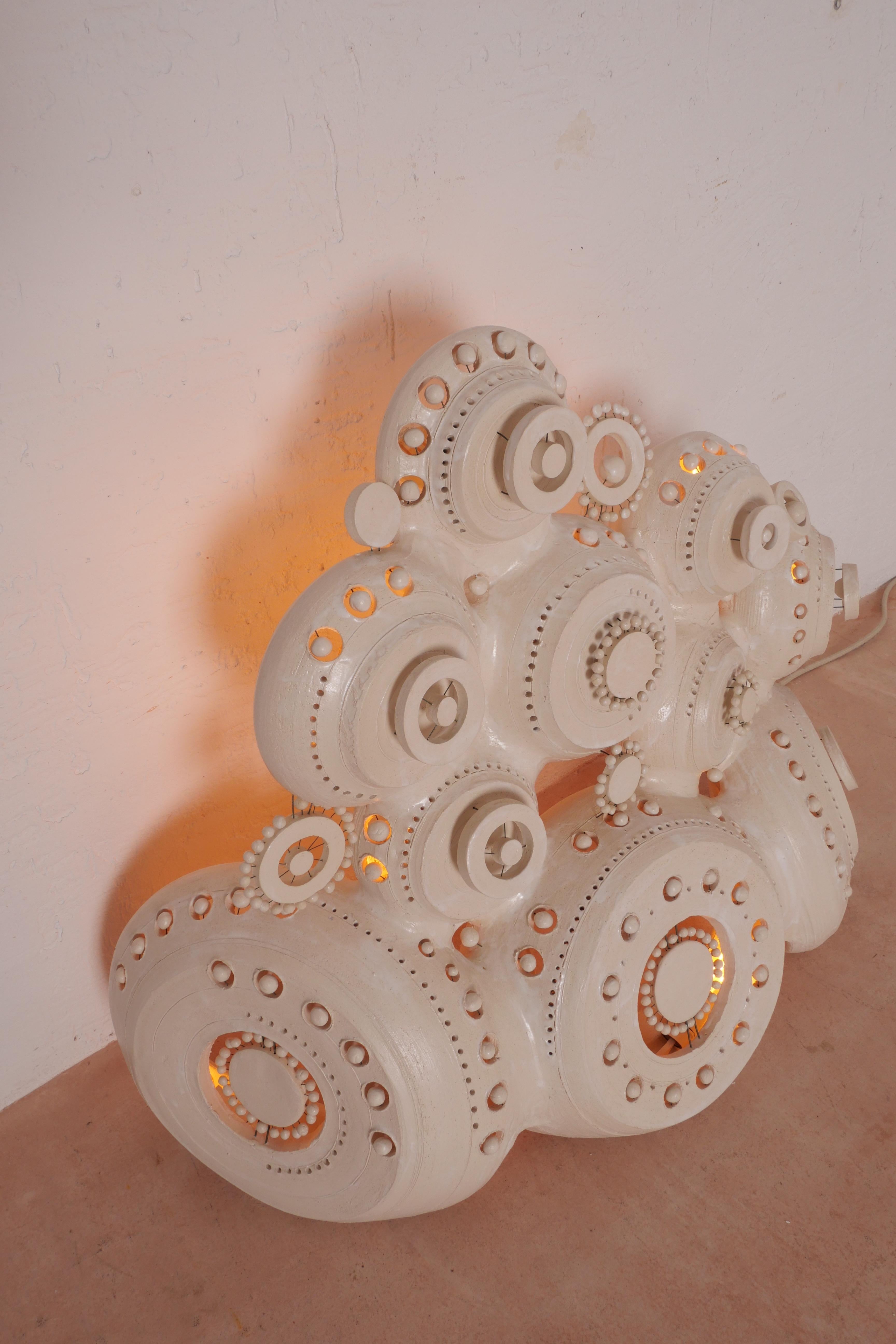 Skulpturenlampe von Georges Pelletier aus weiß emaillierter Keramik im Angebot 2
