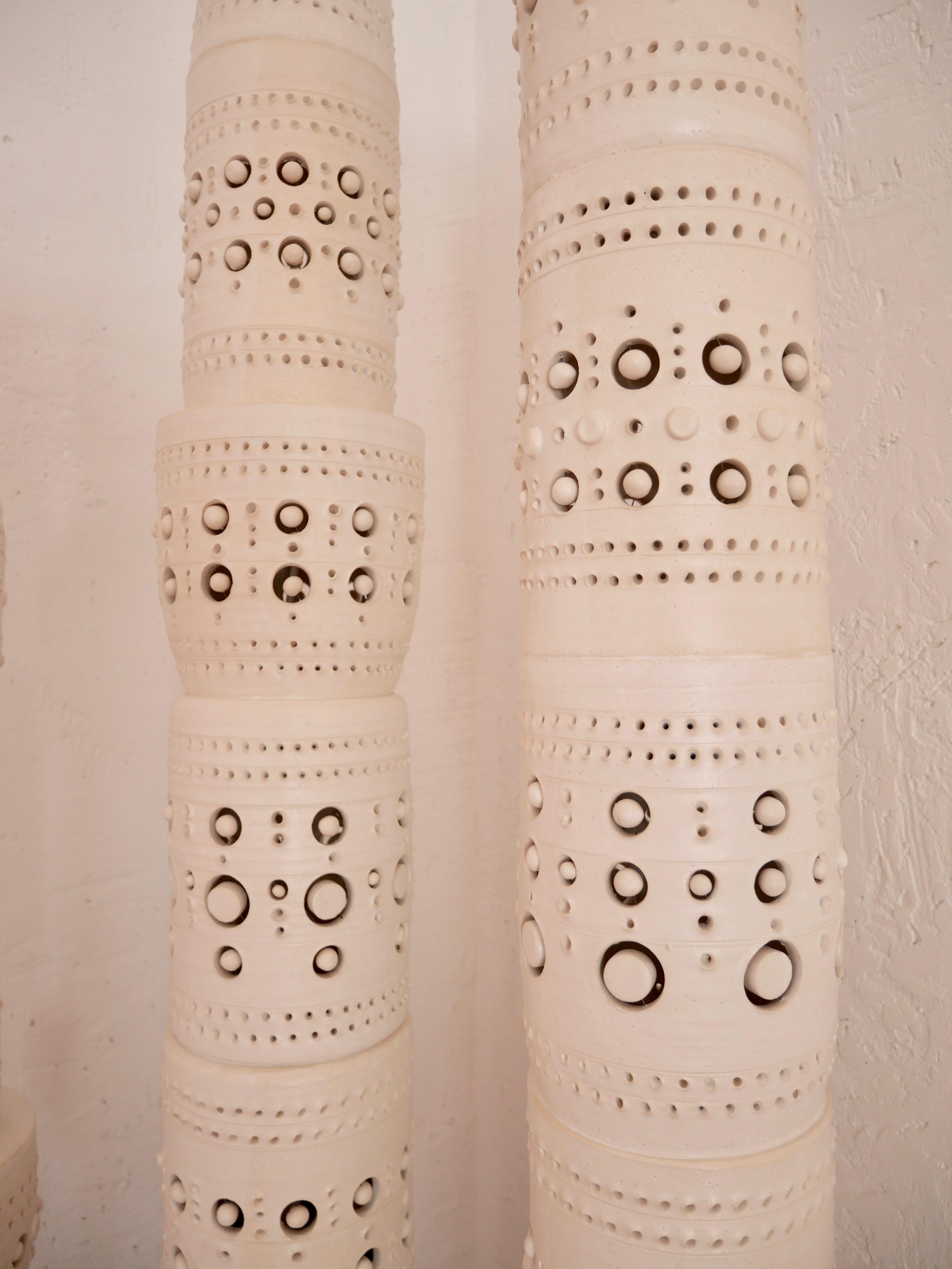 Georges Pelletier 3er-Set TOTEM Stehleuchten aus weiß emaillierter Keramik, 2021 5
