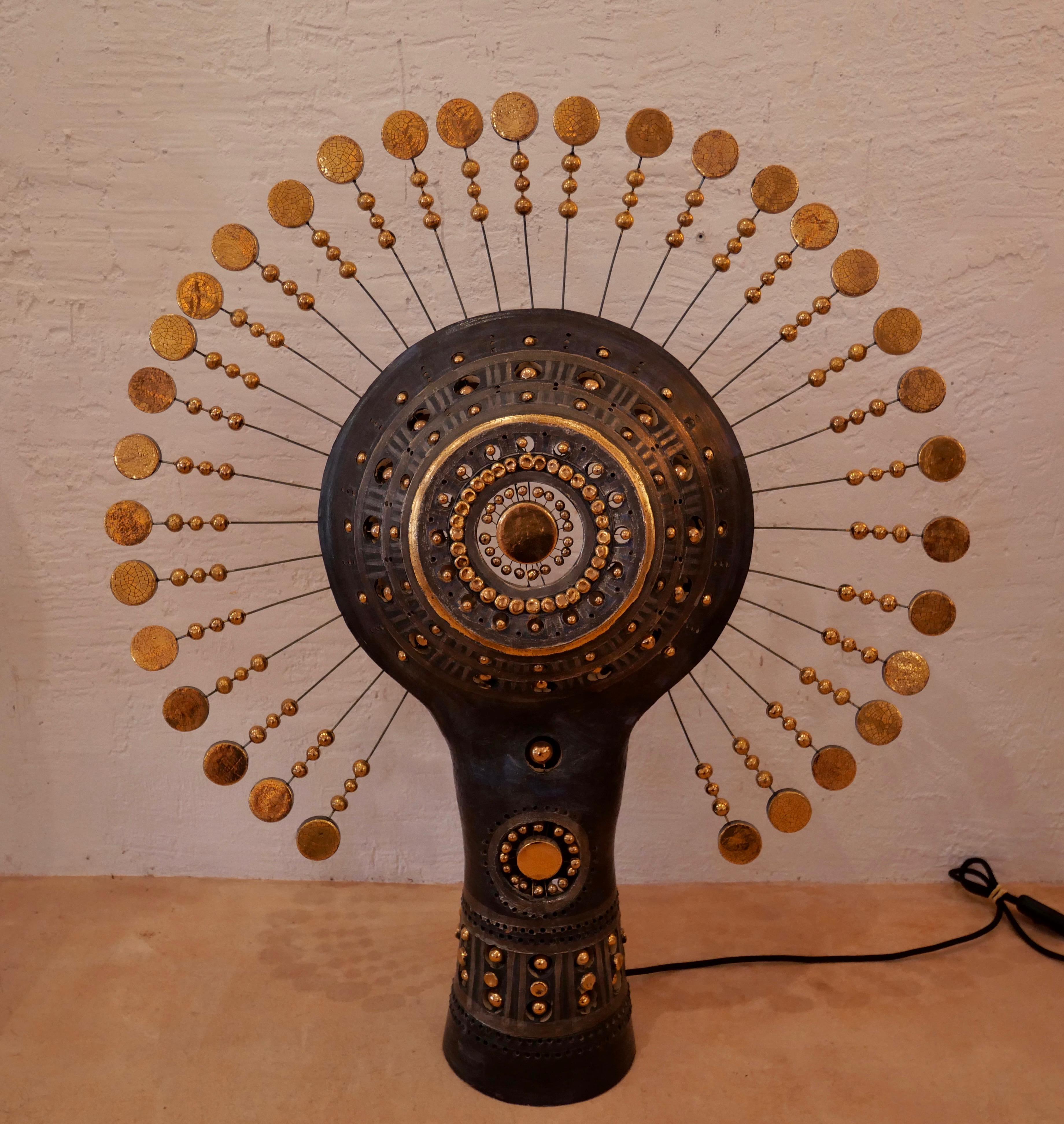 Français Lampe de soleil Georges Pelletier en céramique émaillée noire de Bluich, or et platine en vente