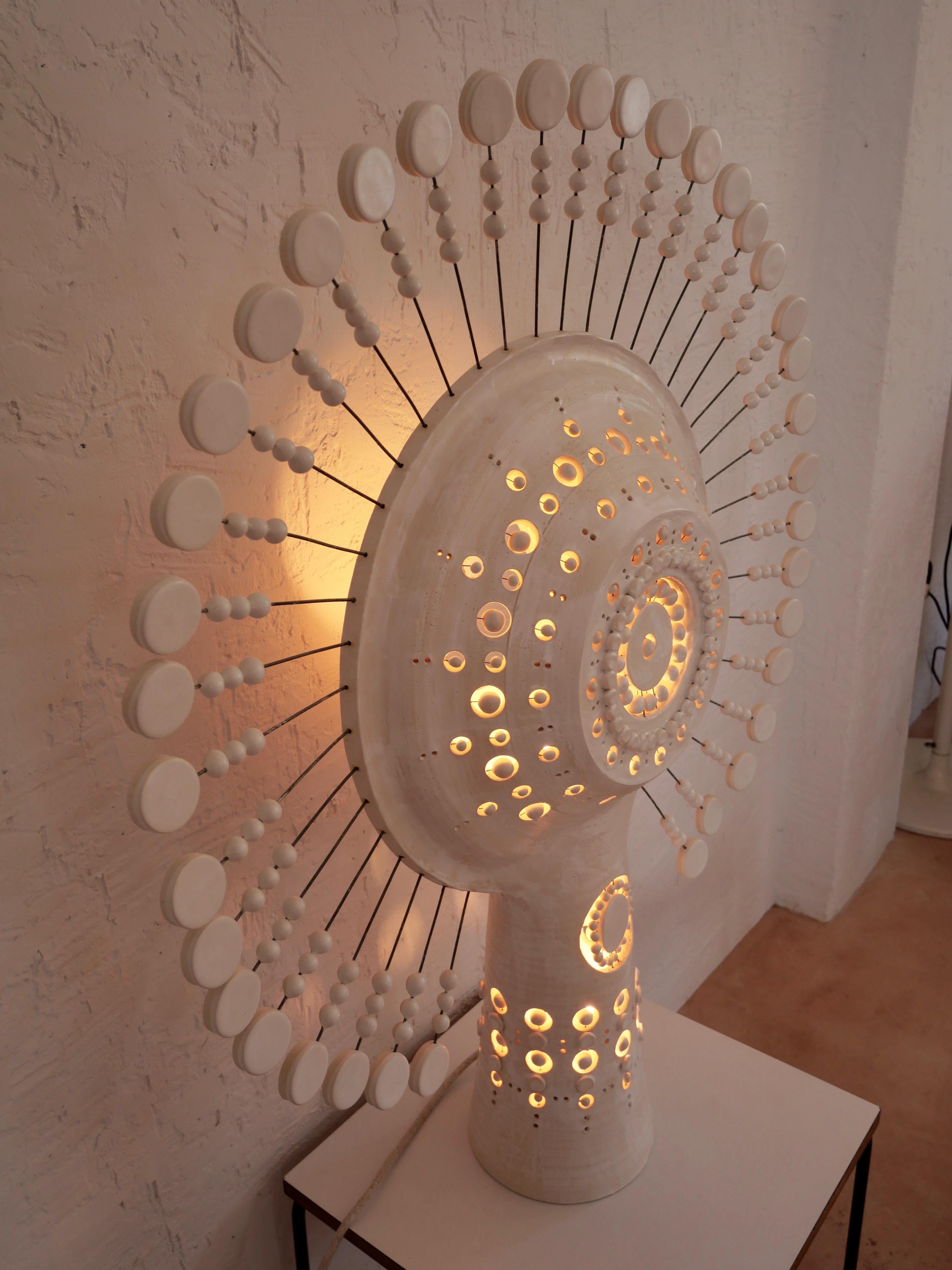 Sonnenlampe von Georges Pelletier aus weiß emaillierter Keramik, Frankreich, 2020 (Sonstiges) im Angebot