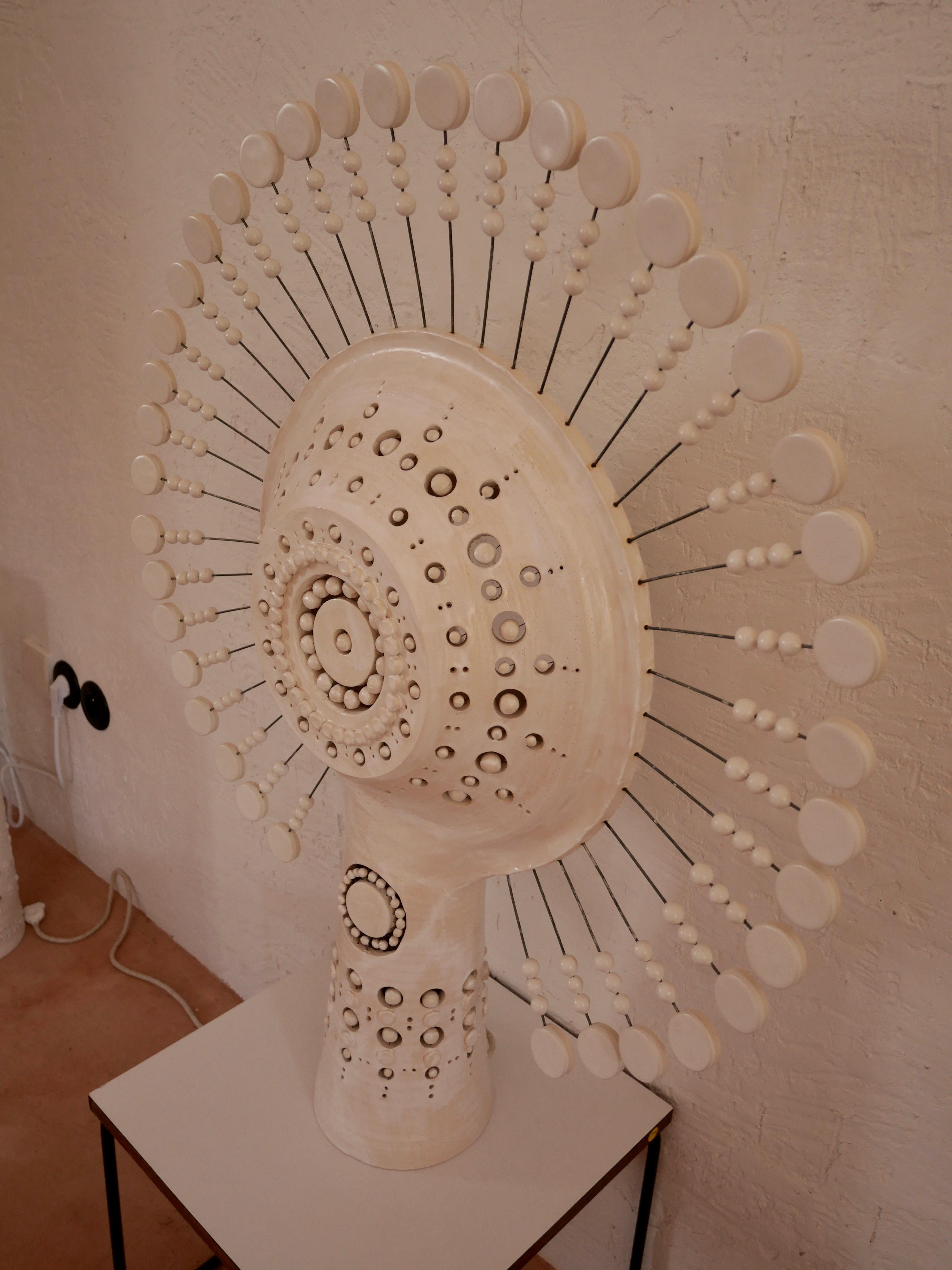 Sonnenlampe von Georges Pelletier aus weiß emaillierter Keramik, Frankreich, 2020 (21. Jahrhundert und zeitgenössisch) im Angebot