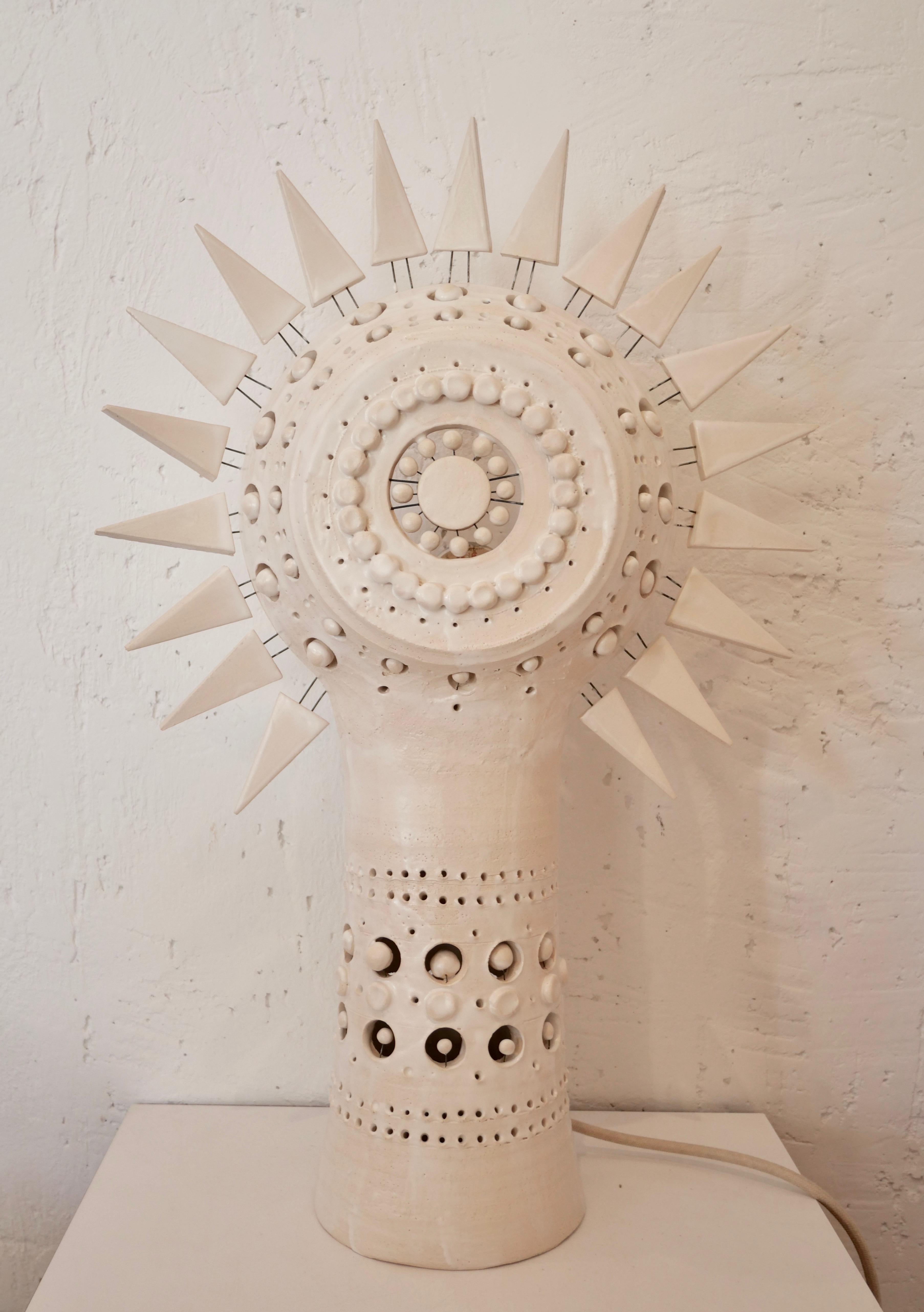 Sun Tischleuchte aus weiß emaillierter Keramik, eine Tischleuchte, die in der Nacht ein erstaunliches Lichterlebnis und tagsüber eine beeindruckende skulpturale Präsenz in Ihren Raum bringt. Ungefähre Maße: Höhe 57 cm x Breite 38 cm. Vom Künstler
