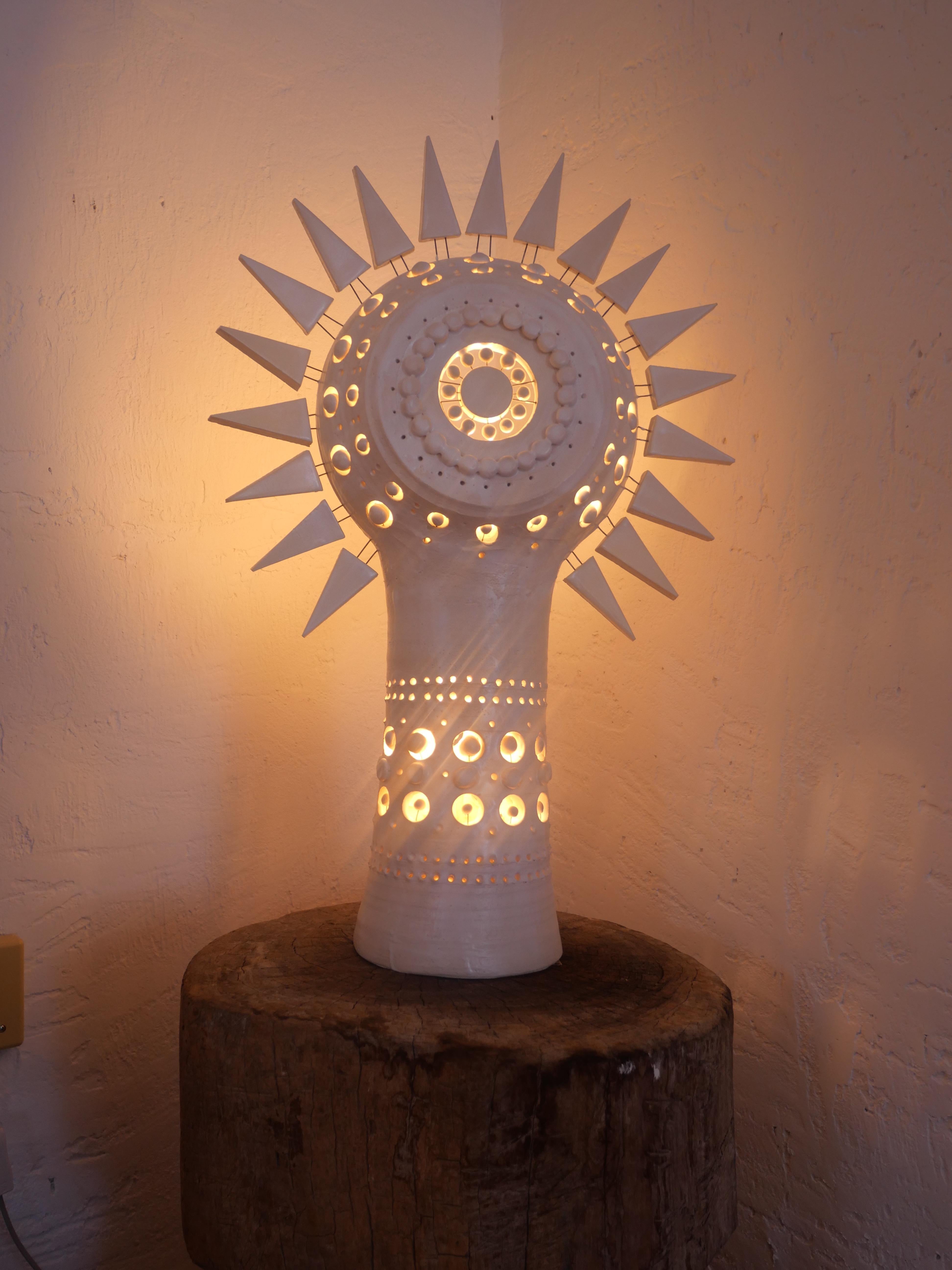 Sonnen-Tischlampe aus weiß emaillierter Keramik von Georges Pelletier, Frankreich, 2020 (Sonstiges) im Angebot