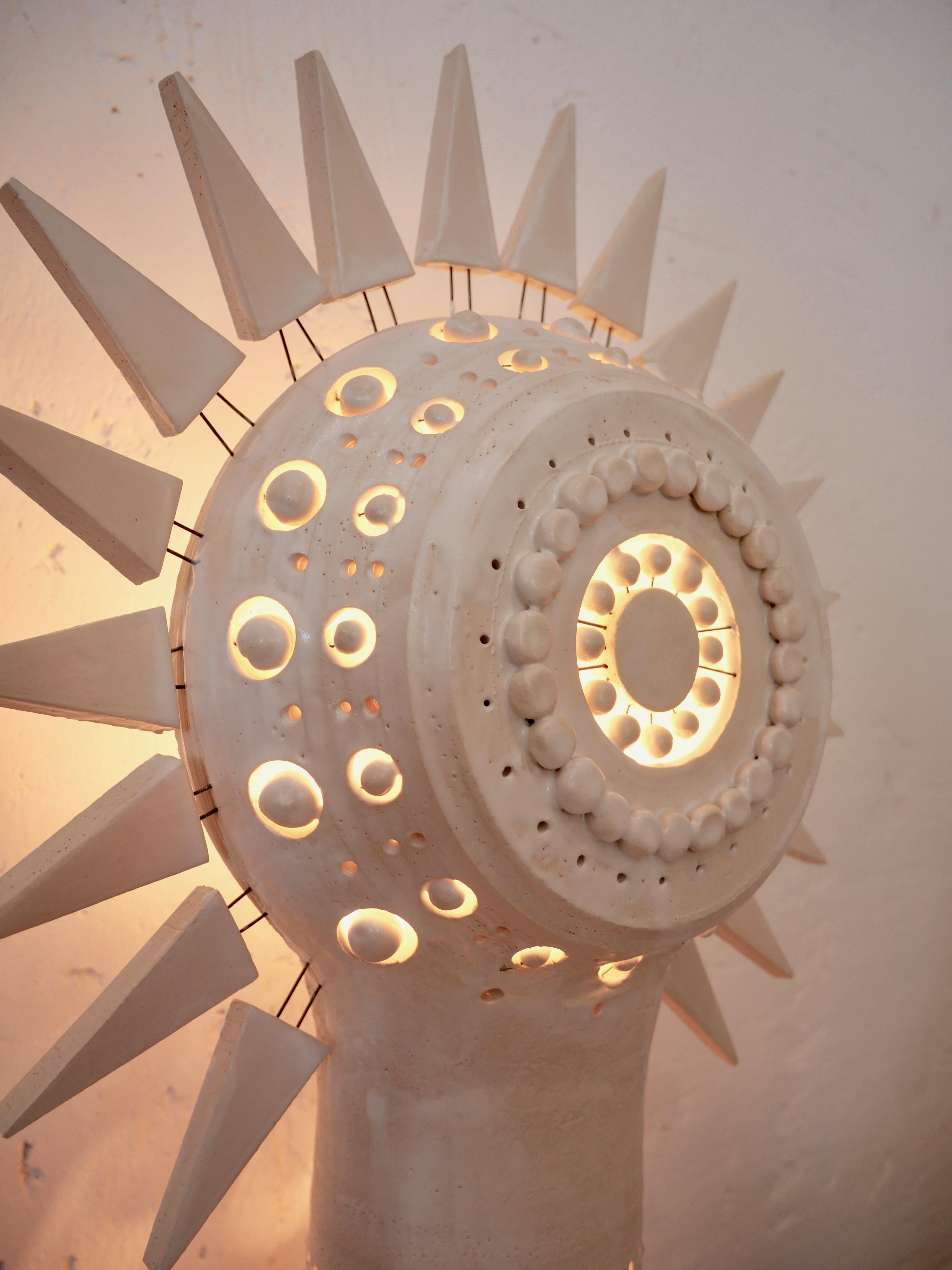 Sonnen-Tischlampe aus weiß emaillierter Keramik von Georges Pelletier, Frankreich, 2020 (Französisch) im Angebot