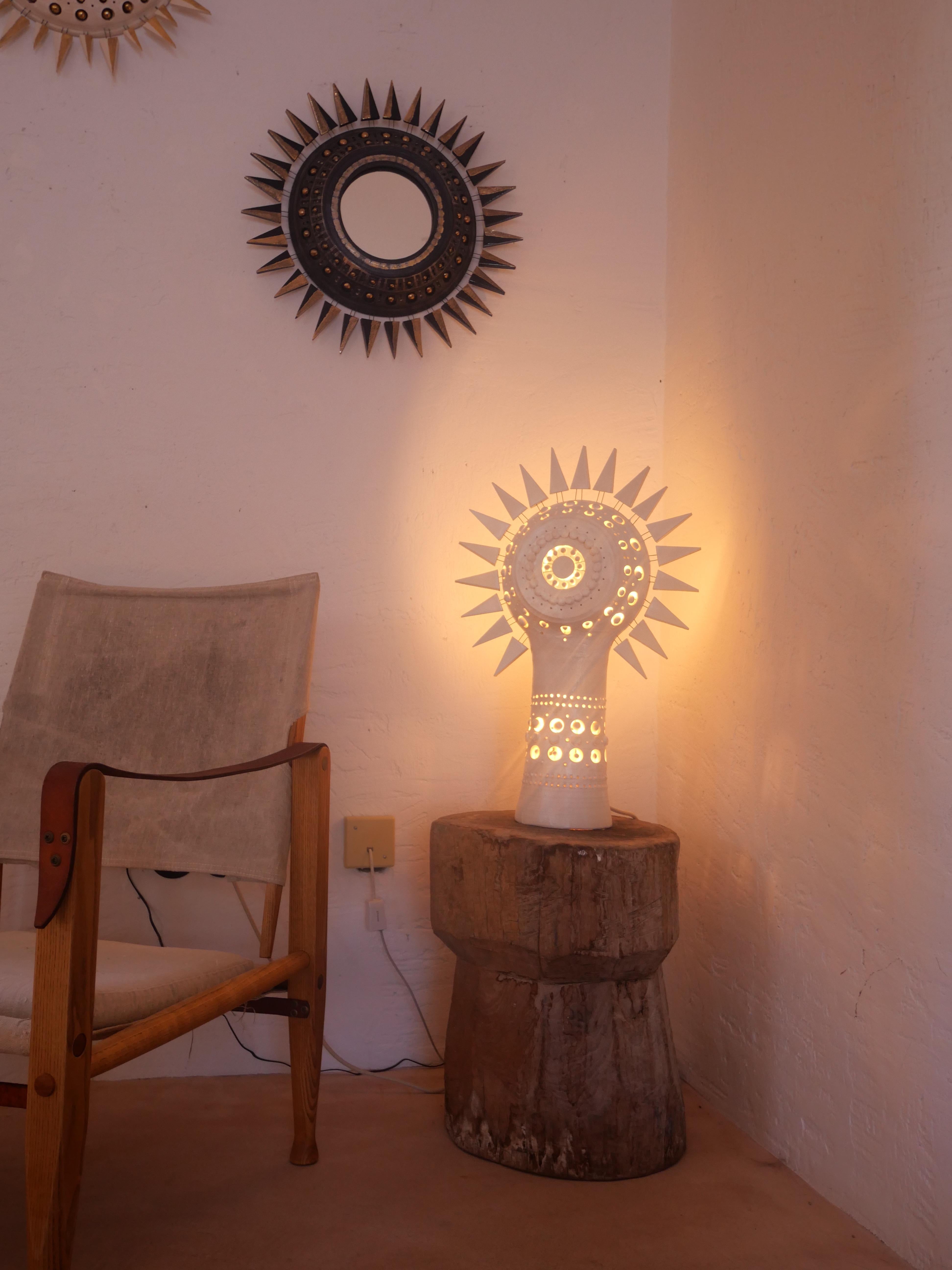 Sonnen-Tischlampe aus weiß emaillierter Keramik von Georges Pelletier, Frankreich, 2020 im Zustand „Neu“ im Angebot in Santa Gertrudis, Baleares