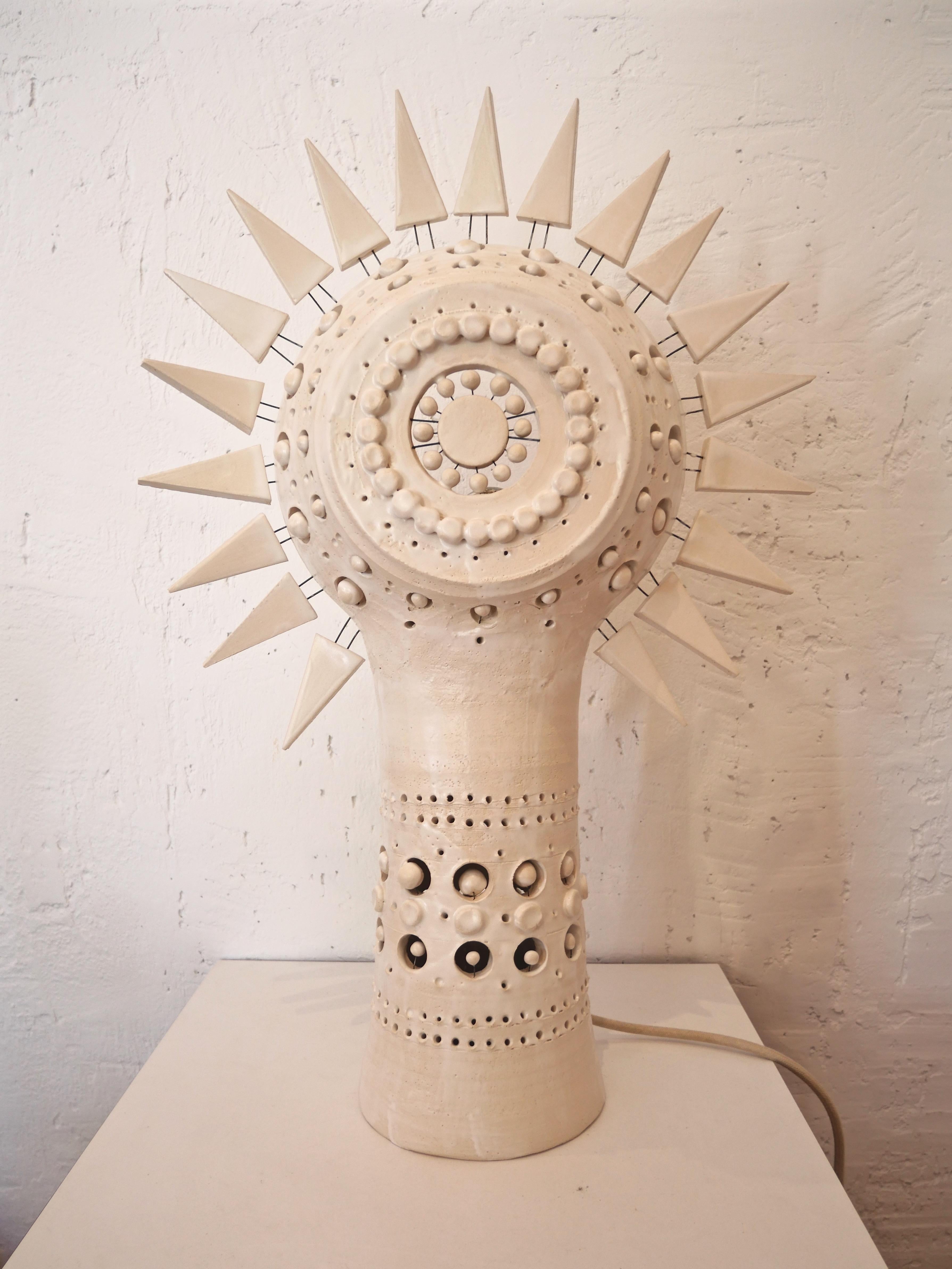 Sonnen-Tischlampe aus weiß emaillierter Keramik von Georges Pelletier, Frankreich, 2020 (21. Jahrhundert und zeitgenössisch) im Angebot