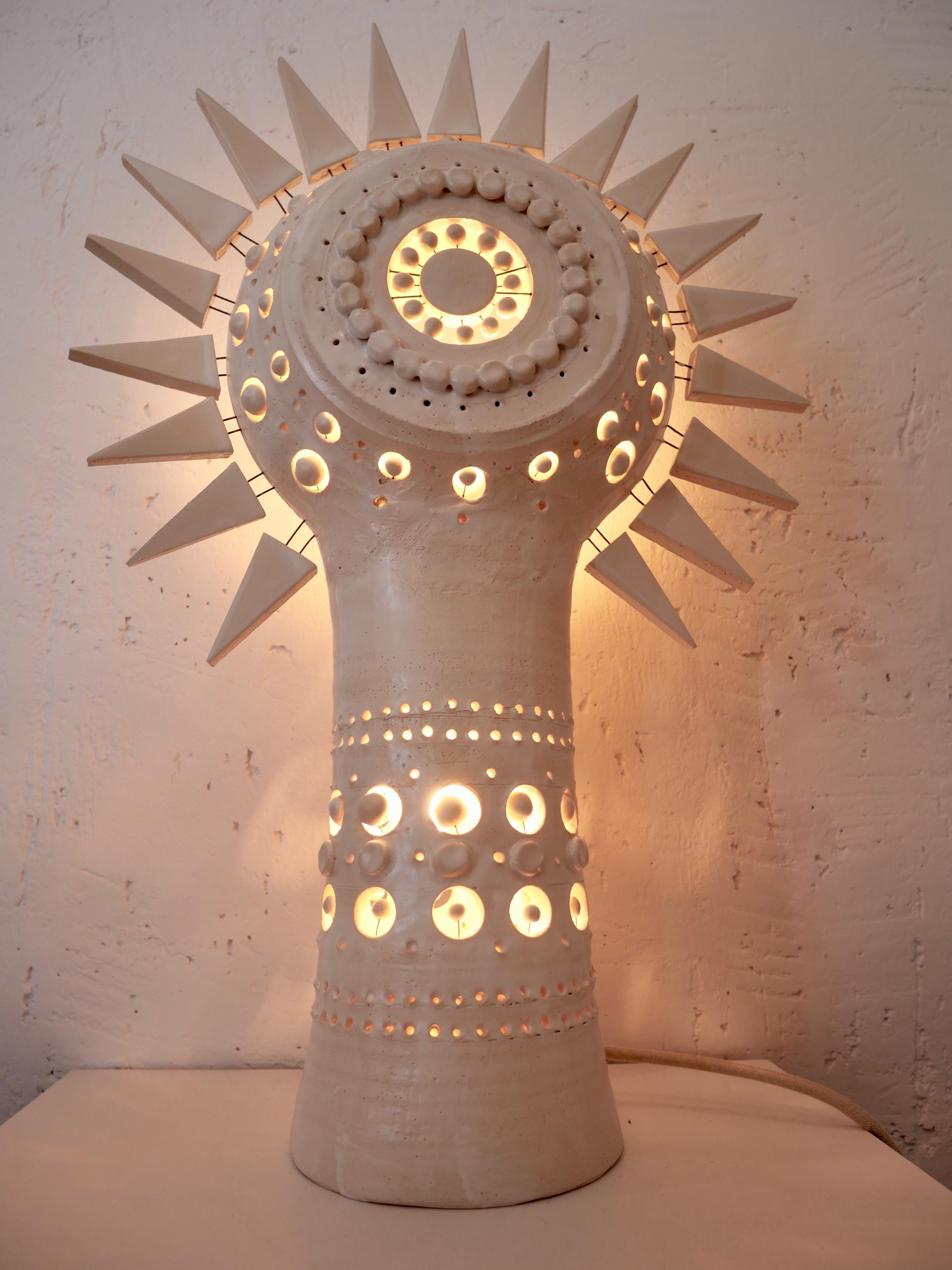 Sonnen-Tischlampe aus weiß emaillierter Keramik von Georges Pelletier, Frankreich, 2020 im Angebot 1
