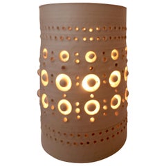 Georges Pelletier Lampada da tavolo TOTEM, Ceramica smaltata bianca, Francia, 2020