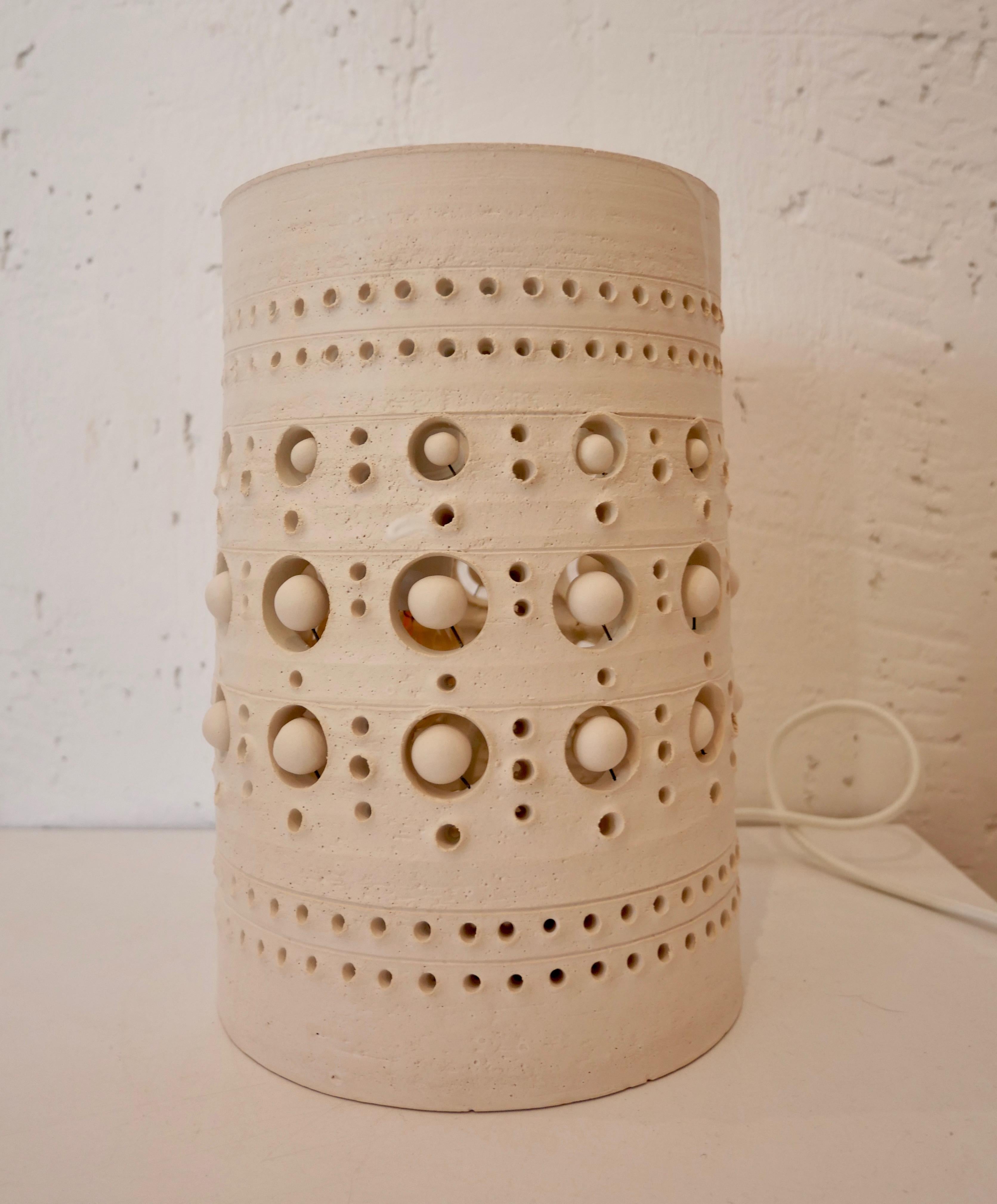 Georges Pelletier TOTEM Tischlampe, weiß emaillierte Keramik, Frankreich, 2020 (Sonstiges) im Angebot