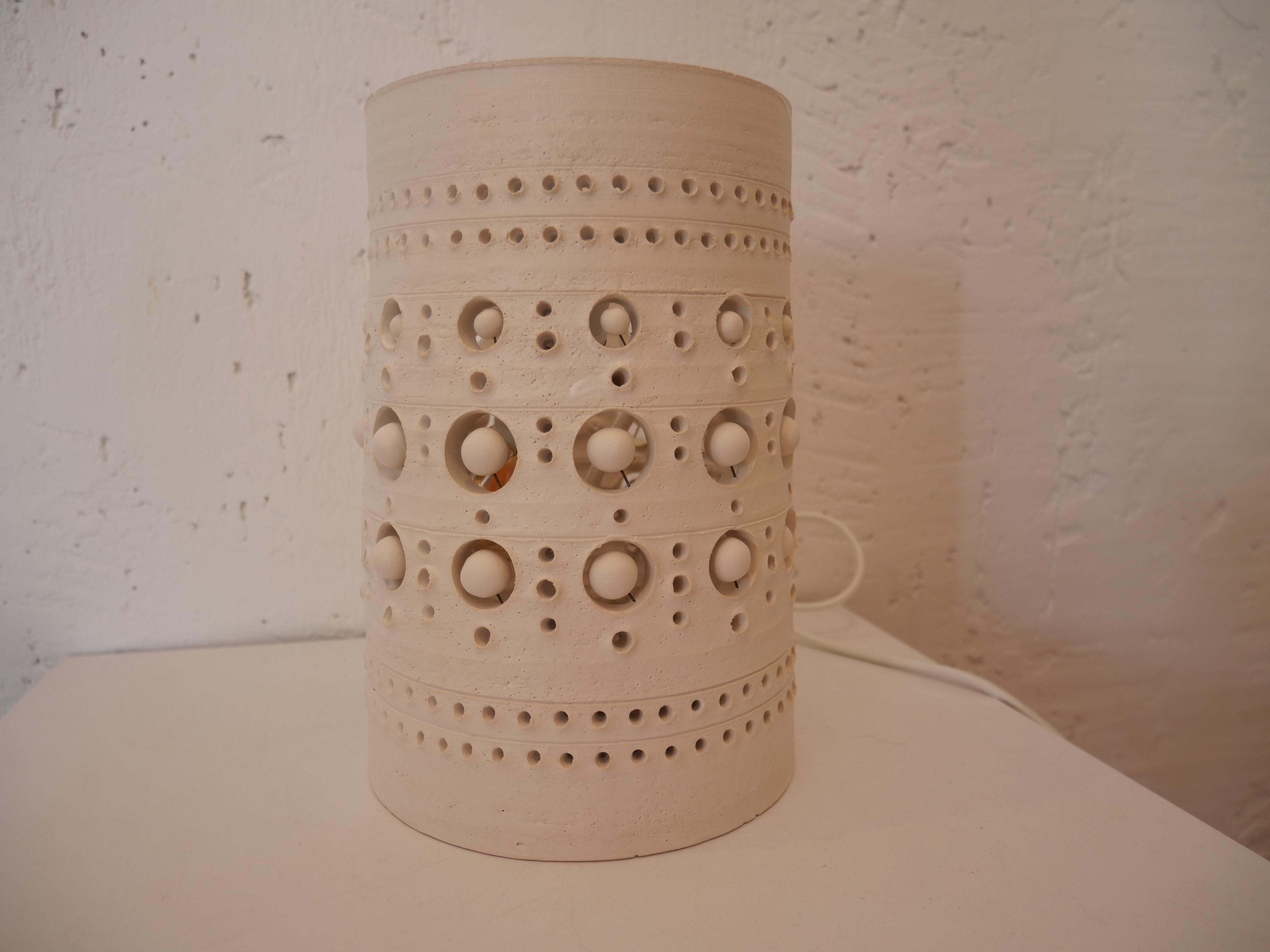 Georges Pelletier TOTEM Tischlampe, weiß emaillierte Keramik, Frankreich, 2020 im Angebot 1