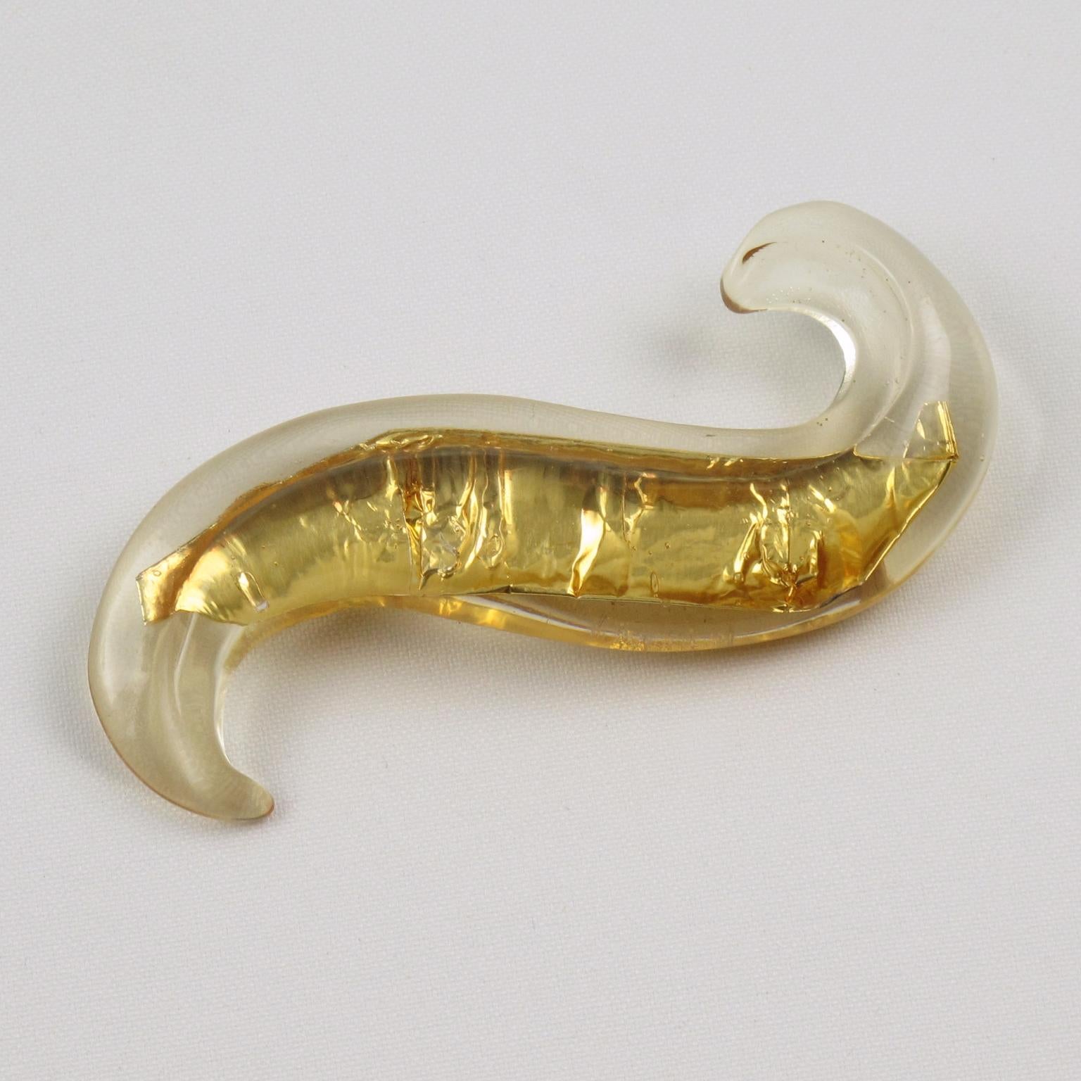 Este elegante broche del diseñador de moda francés Georges Rech Paris presenta una forma orgánica, libre y dimensional en Lucite cristalina con inclusiones de pan de oro. La pieza tiene un cierre de seguridad y está firmada en la parte posterior con