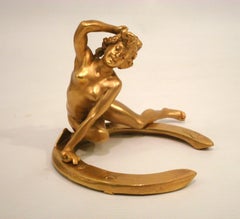 Georges Récipon, "Afortunado", Escultura de bronce con pátina dorada / Pisapapeles de escritorio