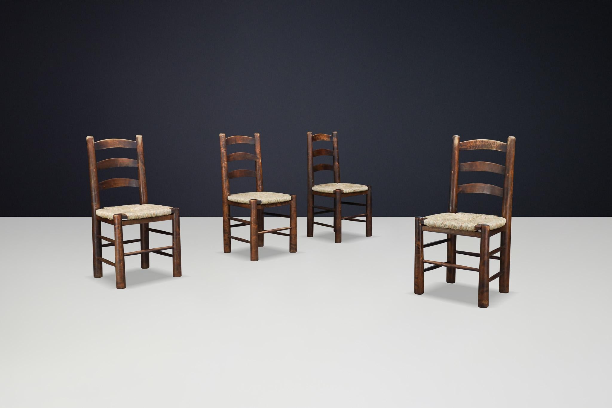 Sillas de comedor Georges Robert de roble y junco, Francia años 50.

Se trata de sillas de chalet de estilo brutalista diseñadas por Georges Robert en Francia en la década de 1950. Hechas de roble macizo, las sillas presentan un diseño atrevido y