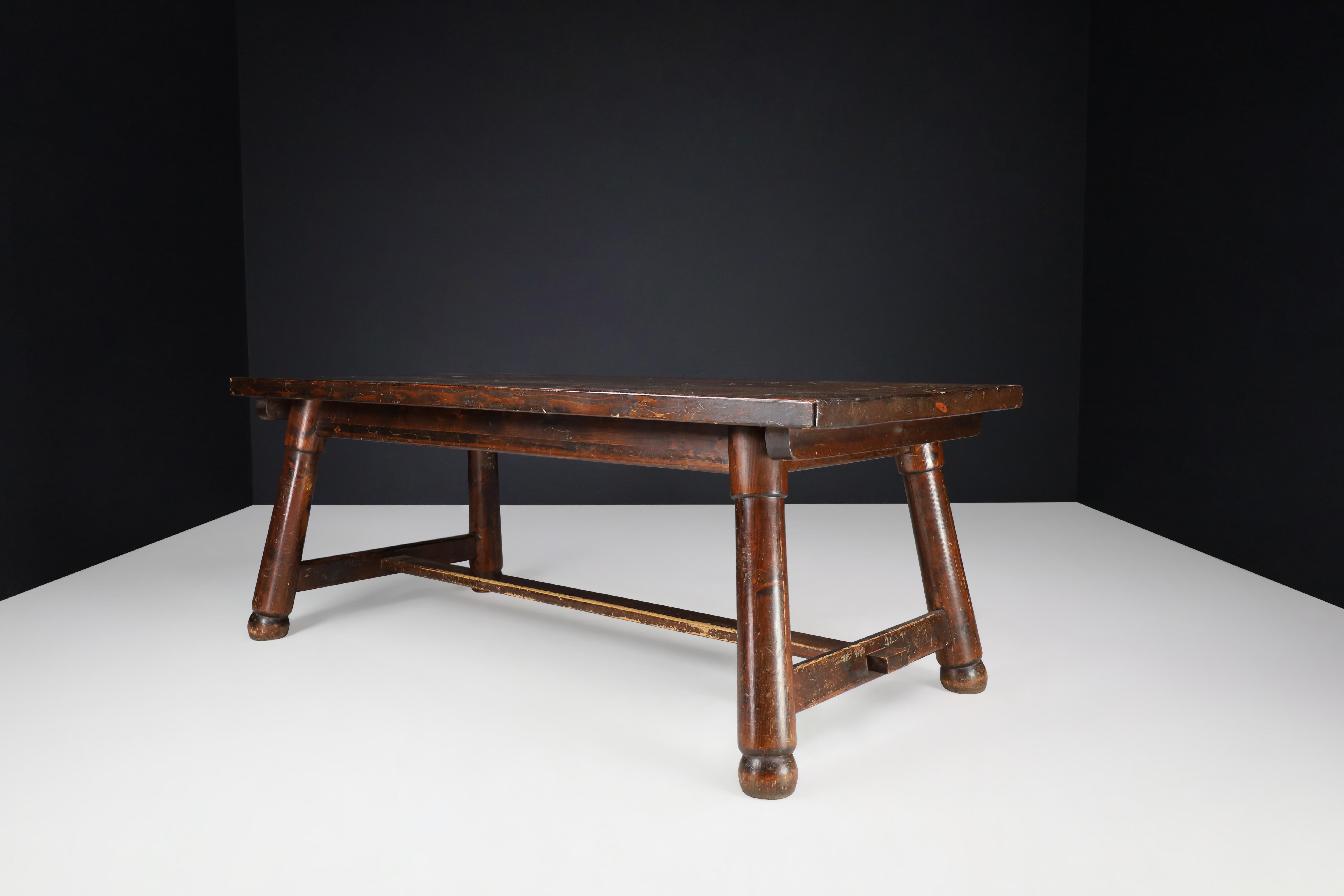 Français Table de salle à manger en bois de pin massif Georges Robert, France, années 1960 en vente